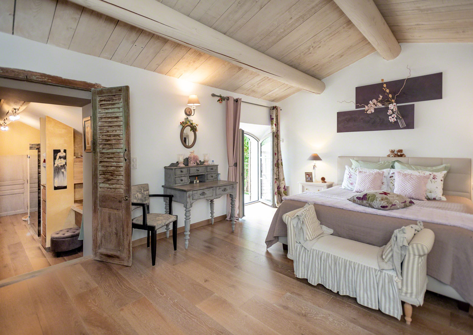 For rent in Provence in Lacoste, superb Mas restored with taste and high-end equipment