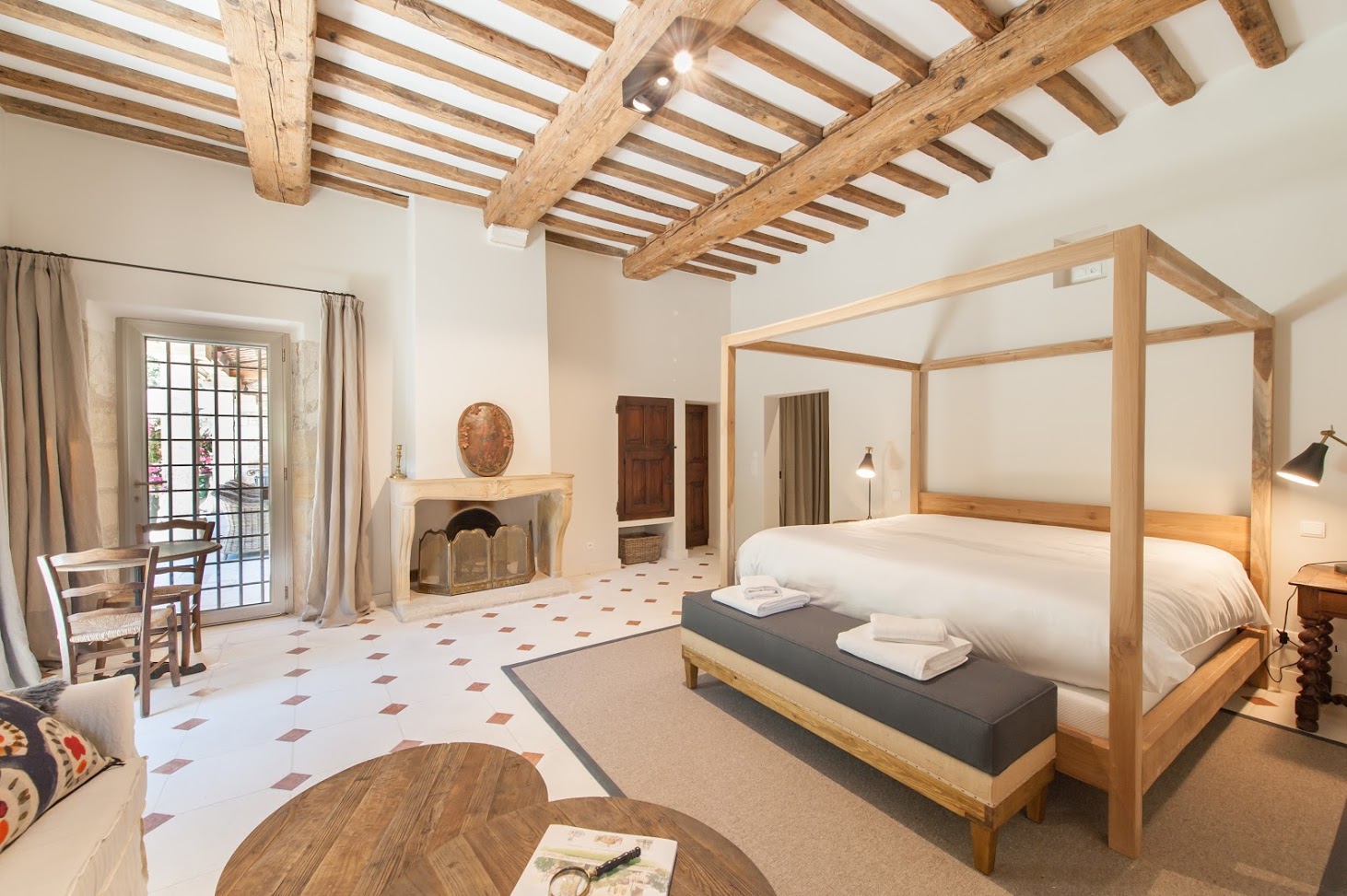 Superb estate located in the heart of the Luberon in the golden triangle between Goult and Lacoste.
