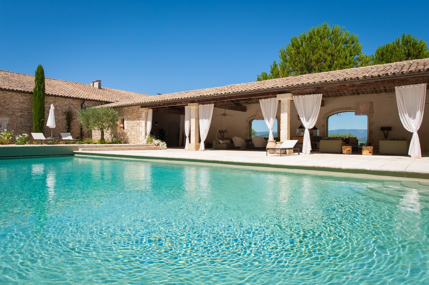 Superb estate located in the heart of the Luberon in the golden triangle between Goult and Lacoste.