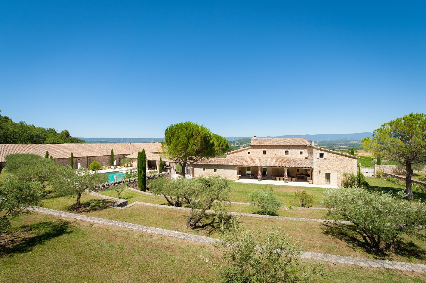 Superb estate located in the heart of the Luberon in the golden triangle between Goult and Lacoste.