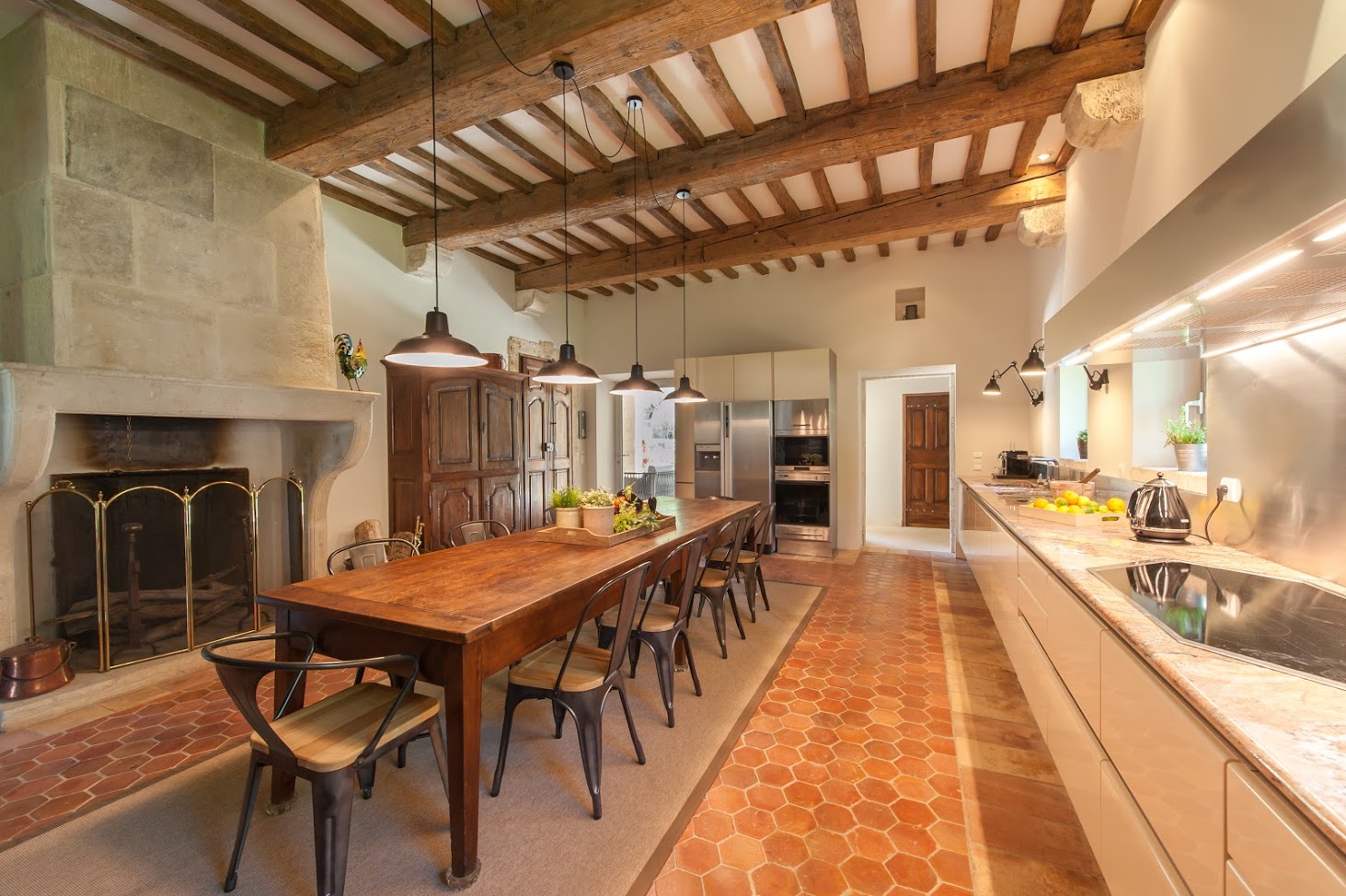 Superb estate located in the heart of the Luberon in the golden triangle between Goult and Lacoste.