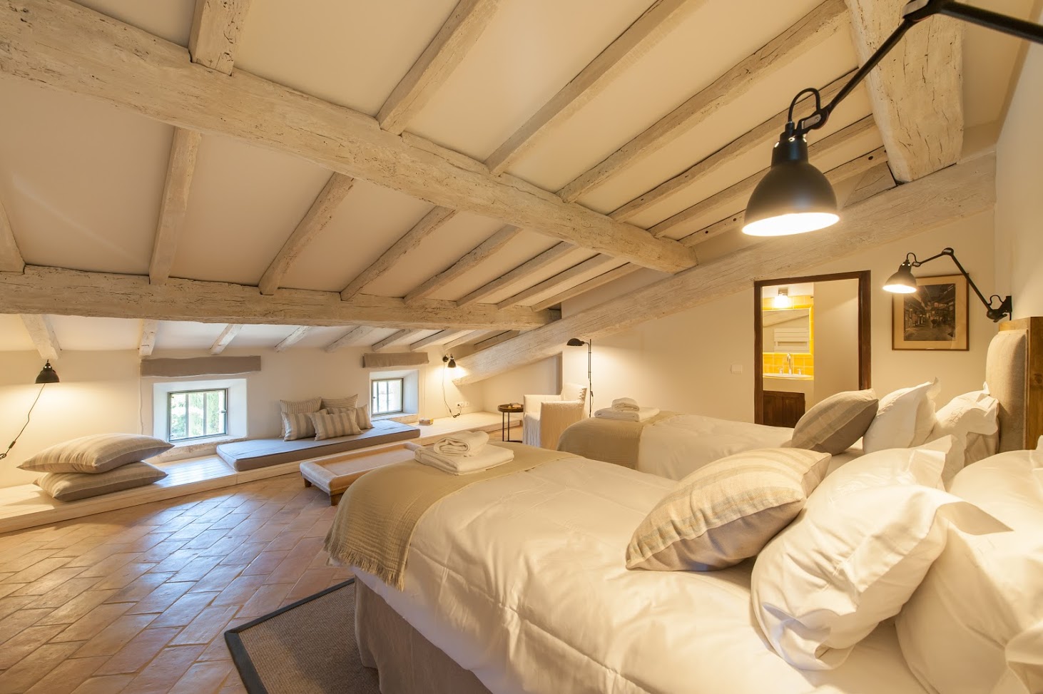 Superb estate located in the heart of the Luberon in the golden triangle between Goult and Lacoste.