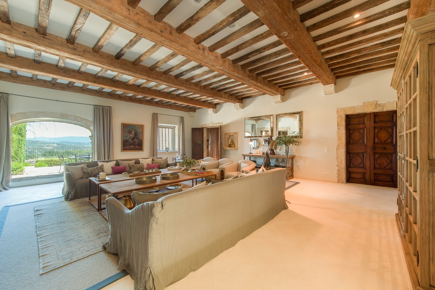 Superb estate located in the heart of the Luberon in the golden triangle between Goult and Lacoste.