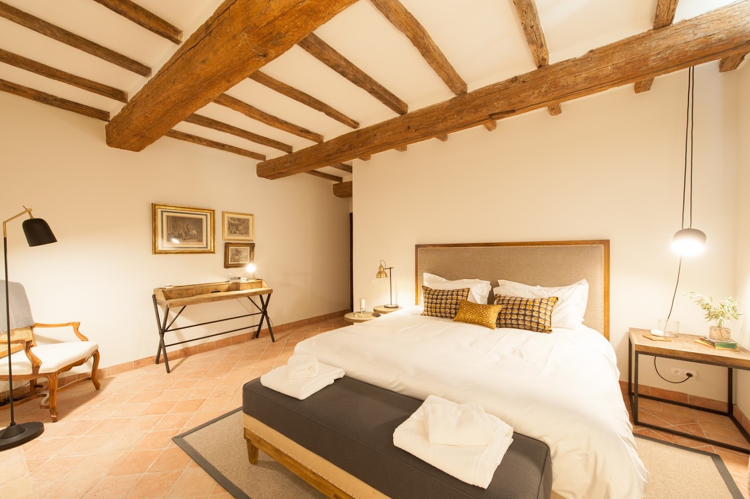 Superb estate located in the heart of the Luberon in the golden triangle between Goult and Lacoste.