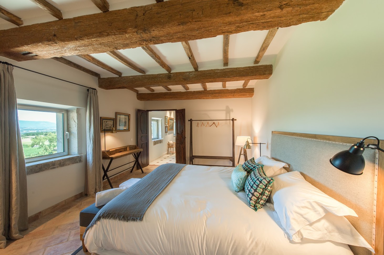 Superb estate located in the heart of the Luberon in the golden triangle between Goult and Lacoste.