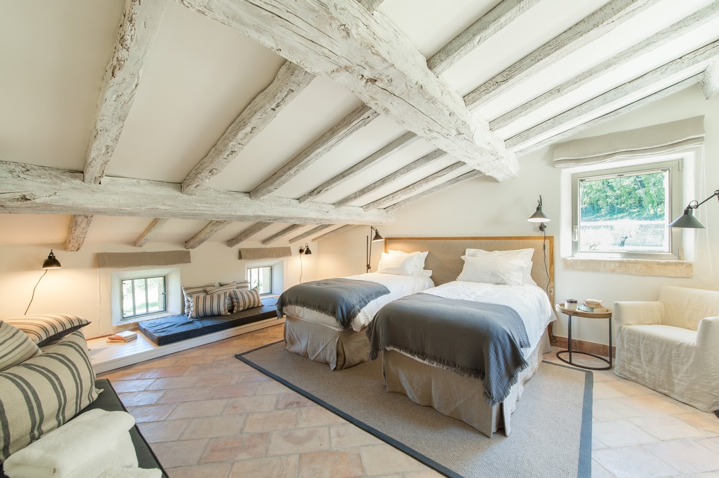 Superb estate located in the heart of the Luberon in the golden triangle between Goult and Lacoste.