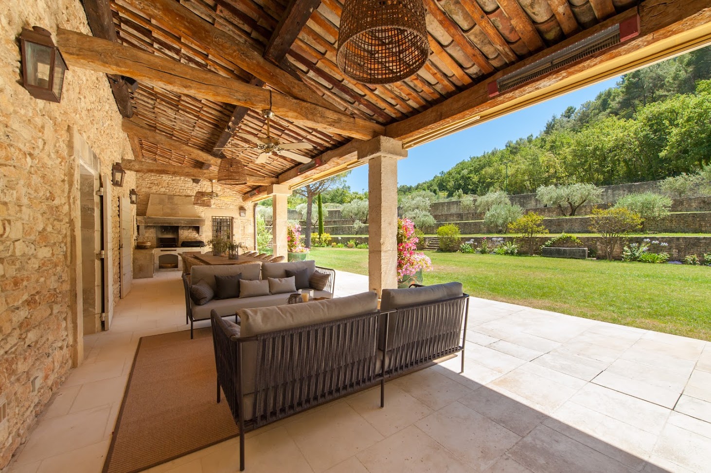 Superb estate located in the heart of the Luberon in the golden triangle between Goult and Lacoste.