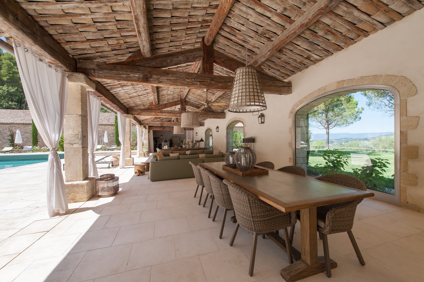 Superb estate located in the heart of the Luberon in the golden triangle between Goult and Lacoste.