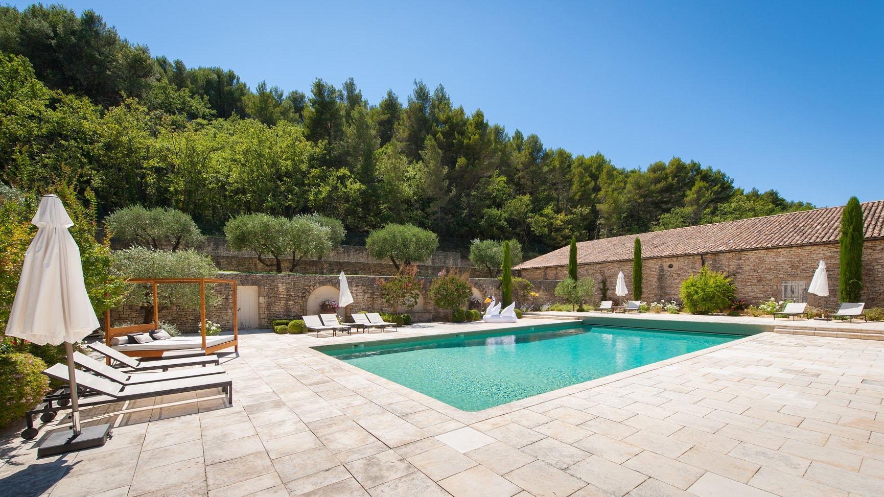 Superb estate located in the heart of the Luberon in the golden triangle between Goult and Lacoste.