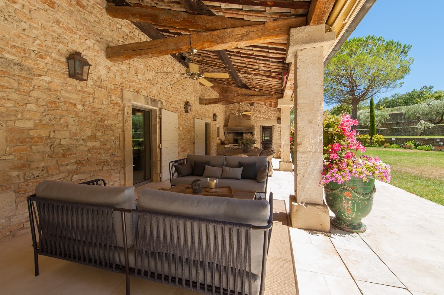 Superb estate located in the heart of the Luberon in the golden triangle between Goult and Lacoste.
