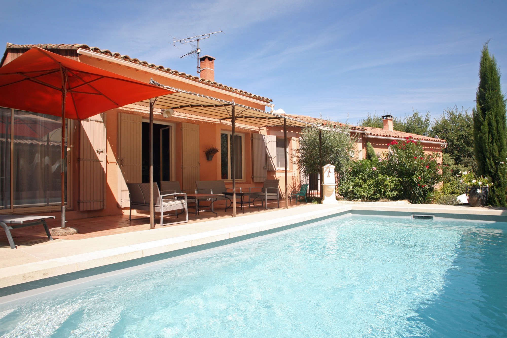 Roussillon, recent house for rent, in a quiet and shaded hamlet, with Tennis access