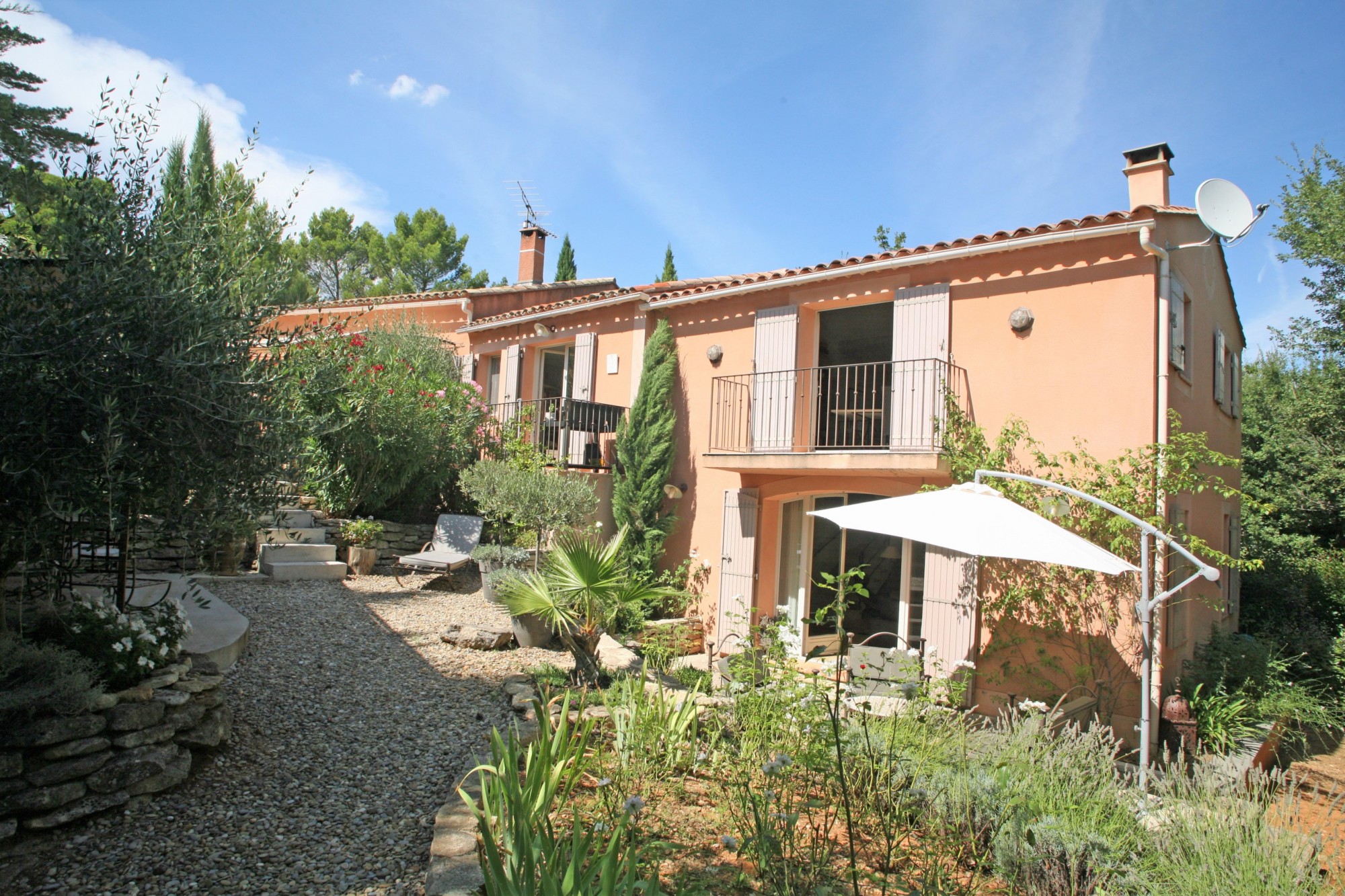 Roussillon, recent house for rent, in a quiet and shaded hamlet, with Tennis access