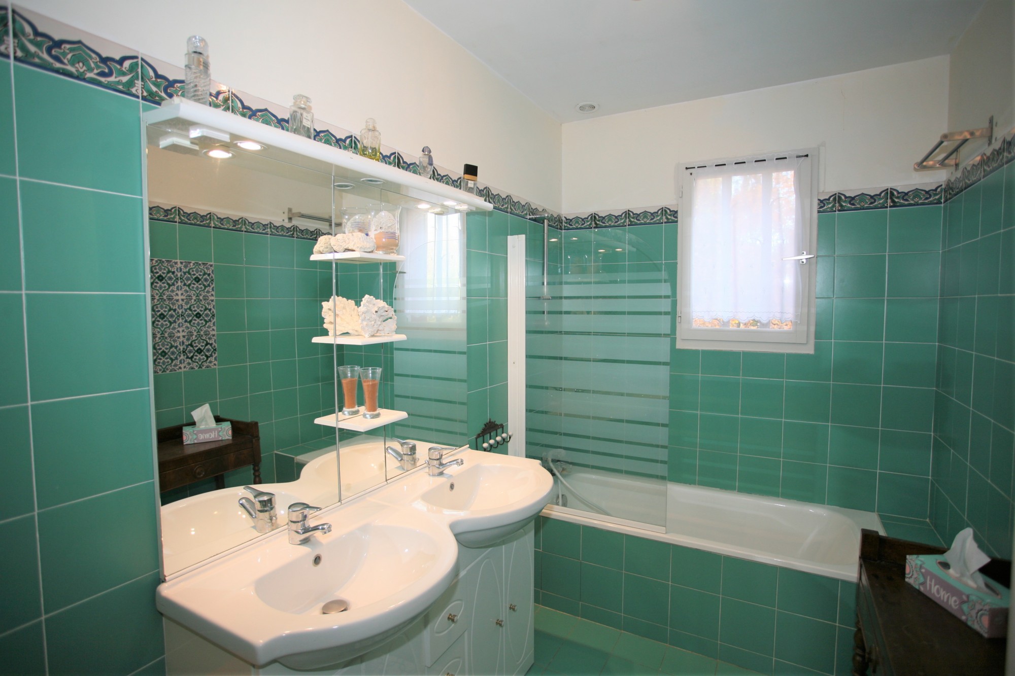 Roussillon, recent house for rent, in a quiet and shaded hamlet, with Tennis access