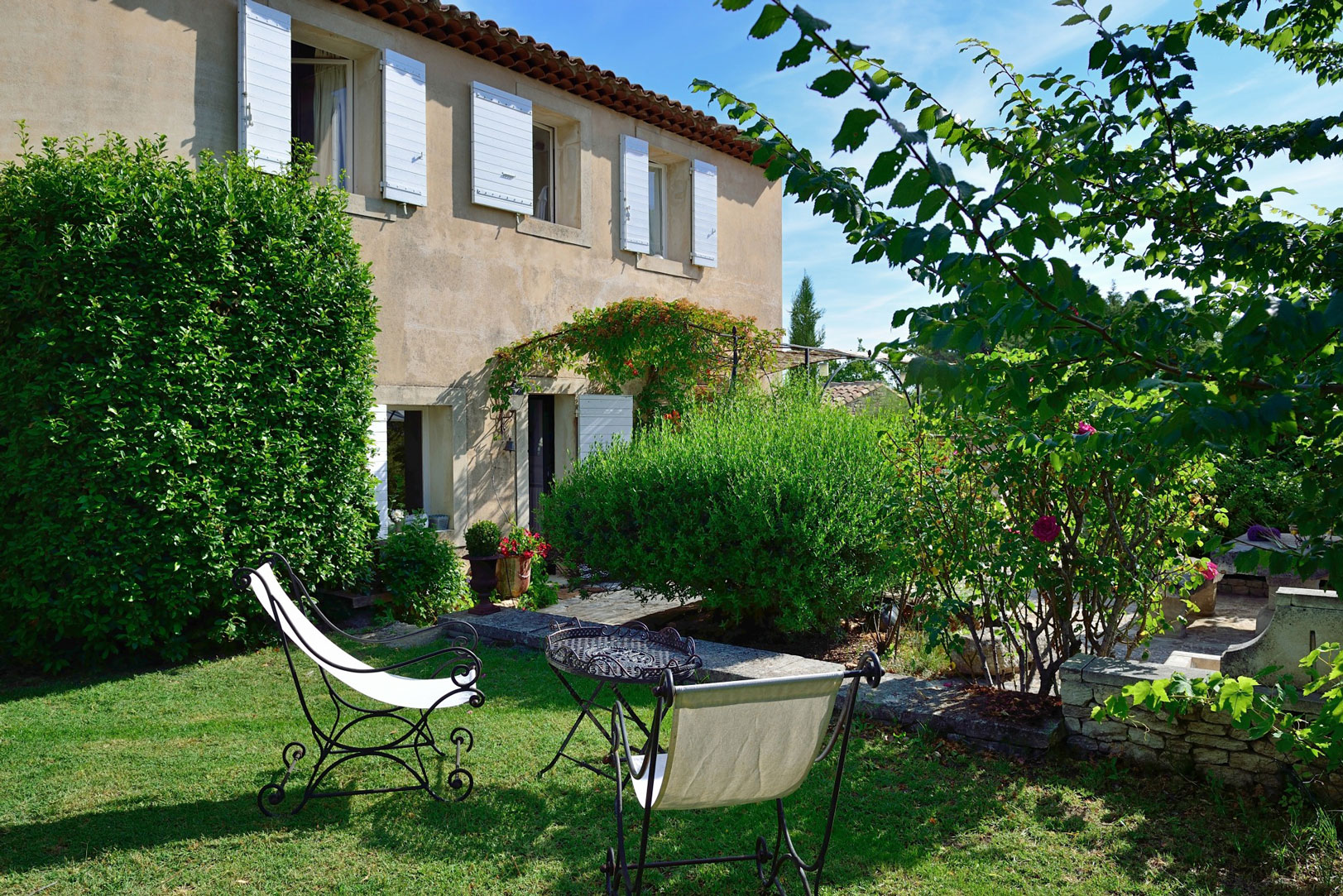 Provence, Bastide Provençale for rent on the heights of Apt, at the foot of the Luberon.