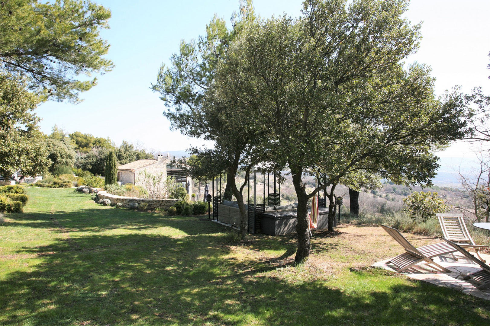 For seasonral rental in Murs, beautiful stone house with stunning views over the Luberon