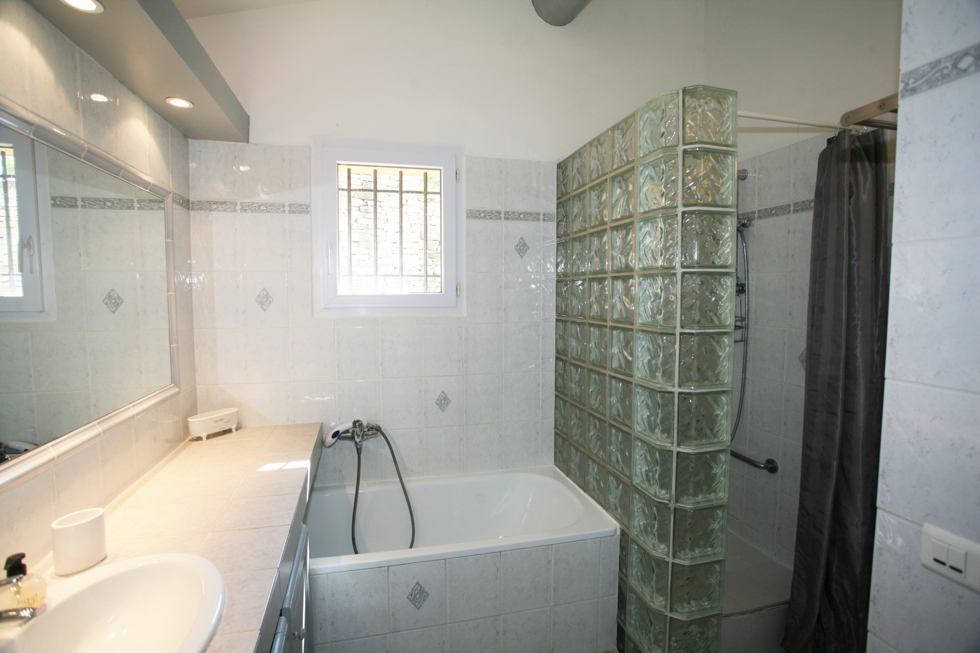 For rent in Provence, house with 4 bedrooms in a small hamlet in the Luberon