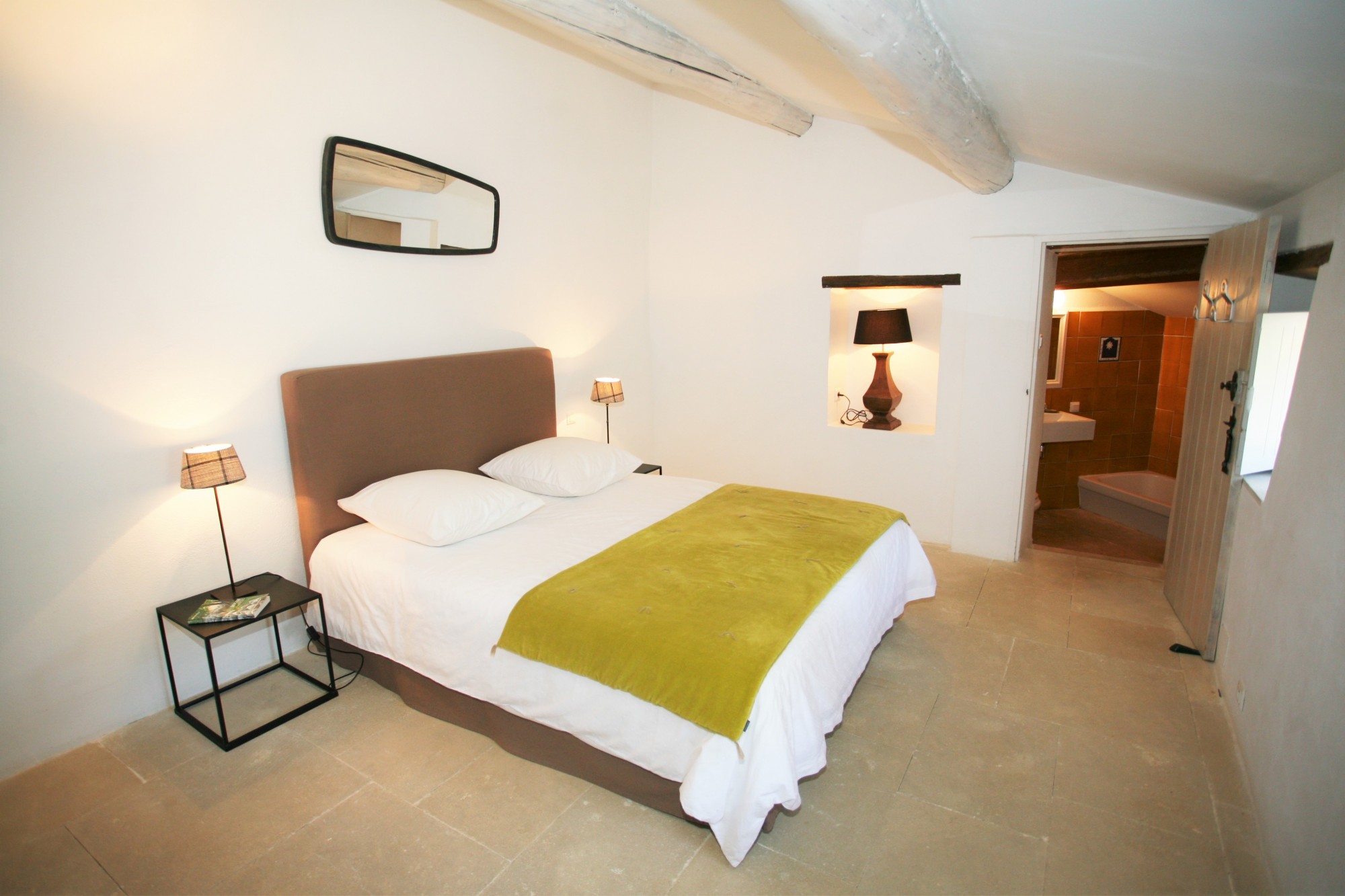 XVIth century Bergerie for rent in Gordes, with panoramic views of the Luberon.