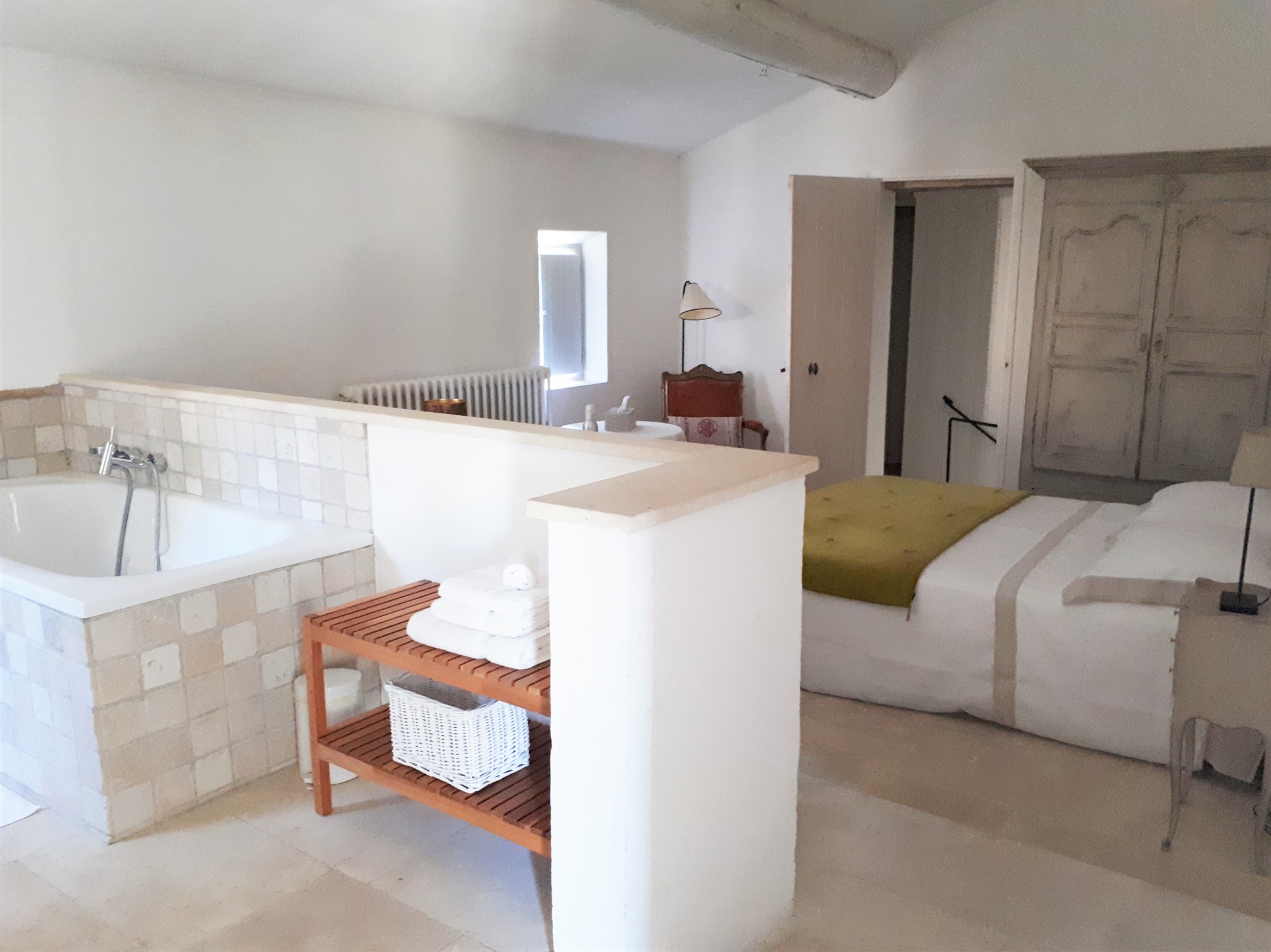 XVIth century Bergerie for rent in Gordes, with panoramic views of the Luberon.