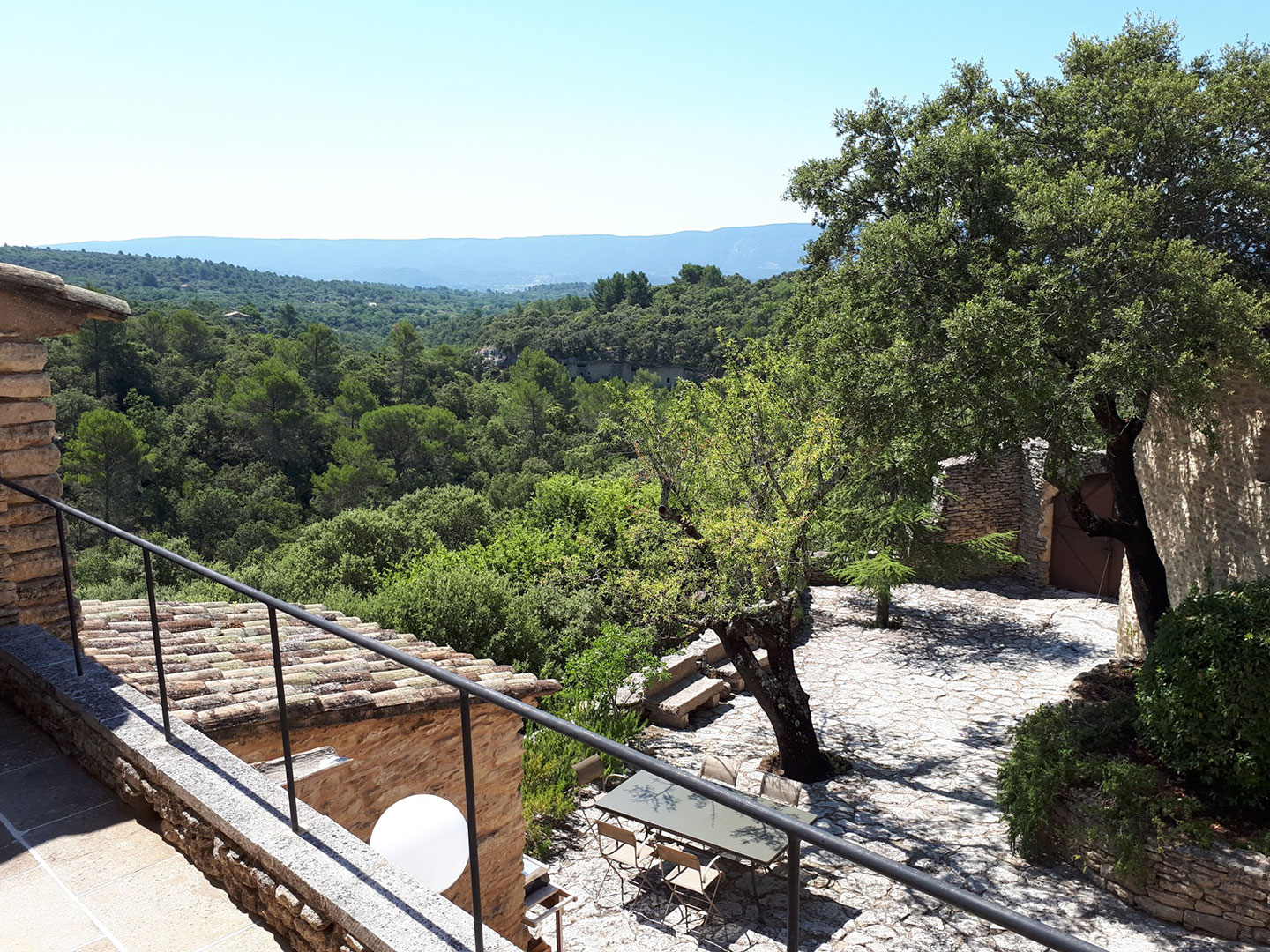 XVIth century Bergerie for rent in Gordes, with panoramic views of the Luberon.