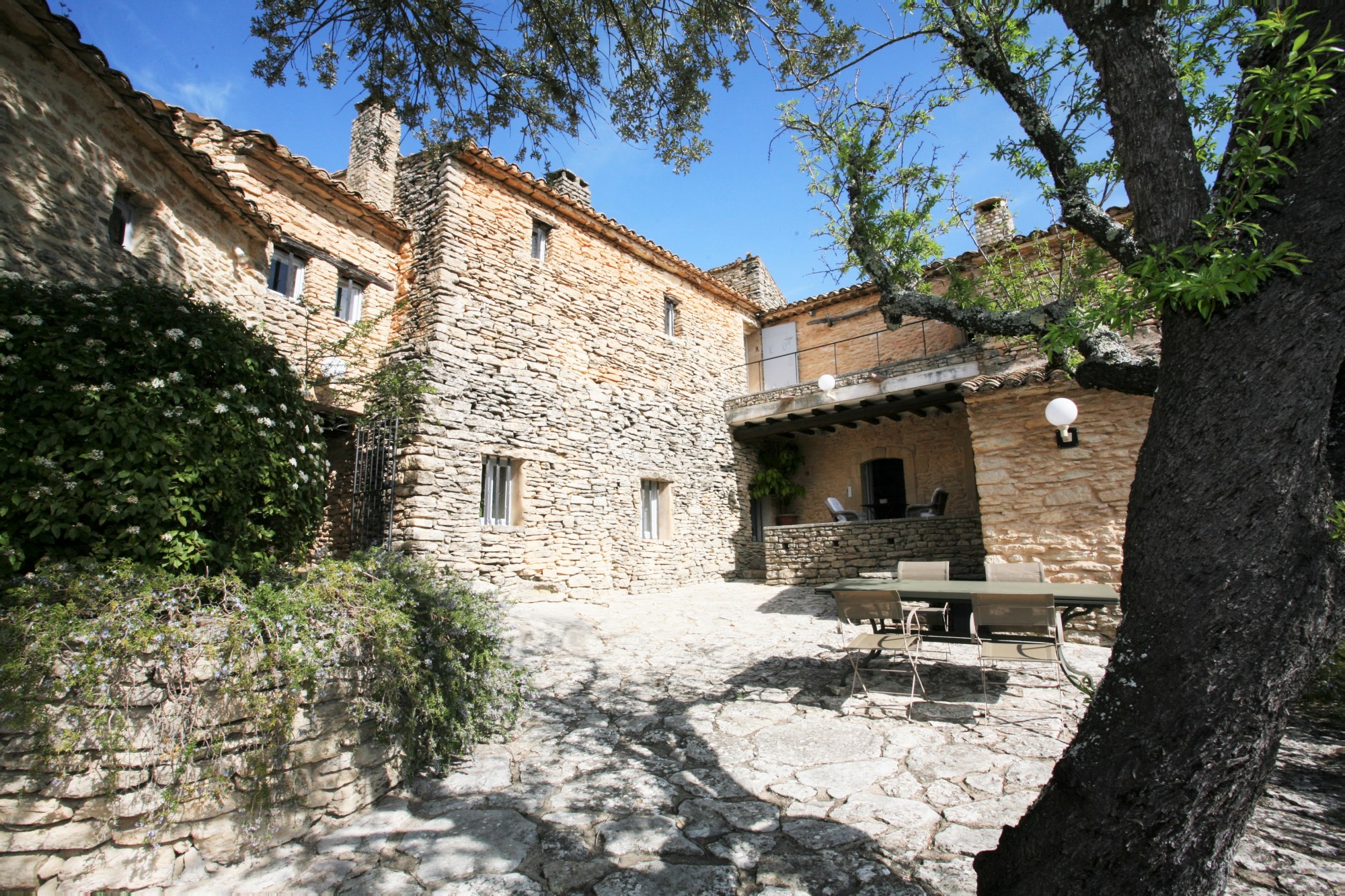 XVIth century Bergerie for rent in Gordes, with panoramic views of the Luberon.