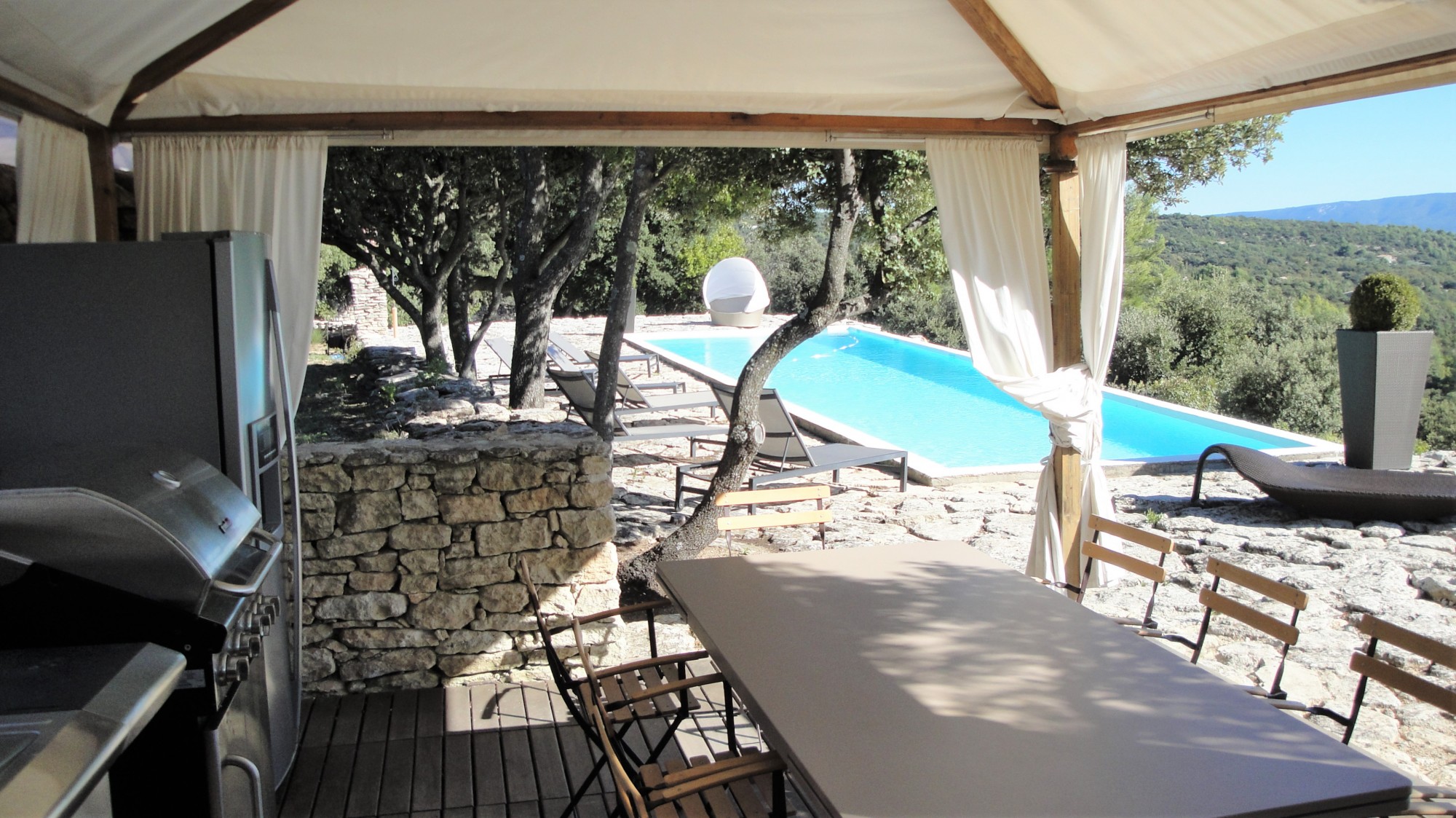 XVIth century Bergerie for rent in Gordes, with panoramic views of the Luberon.
