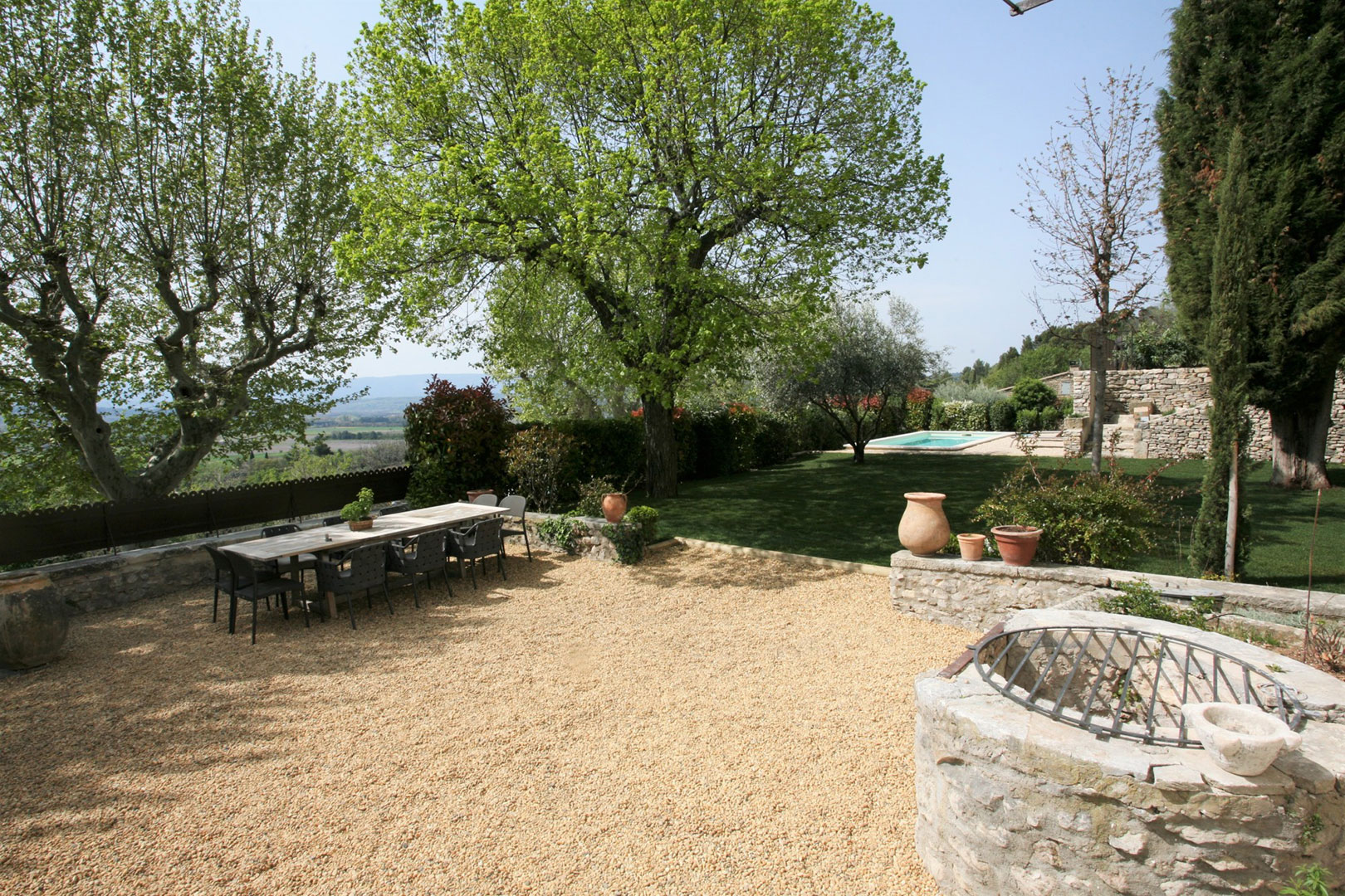 In a small provencal village, house for seasonal rental with garden, pool and views over the Luberon
