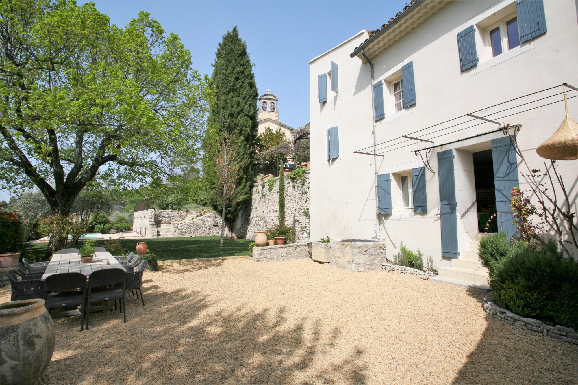 In a small provencal village, house for seasonal rental with garden, pool and views over the Luberon