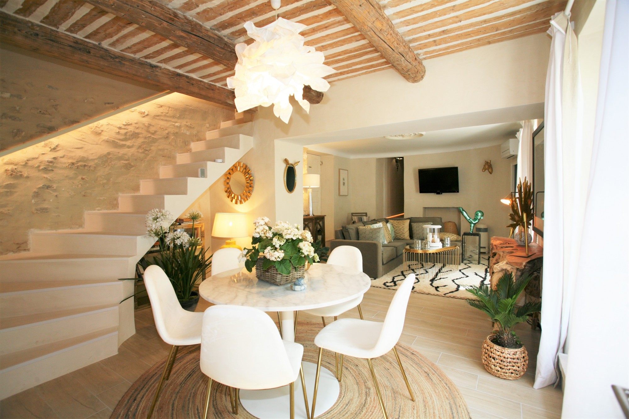 In a small provencal village, house for seasonal rental with garden, pool and views over the Luberon