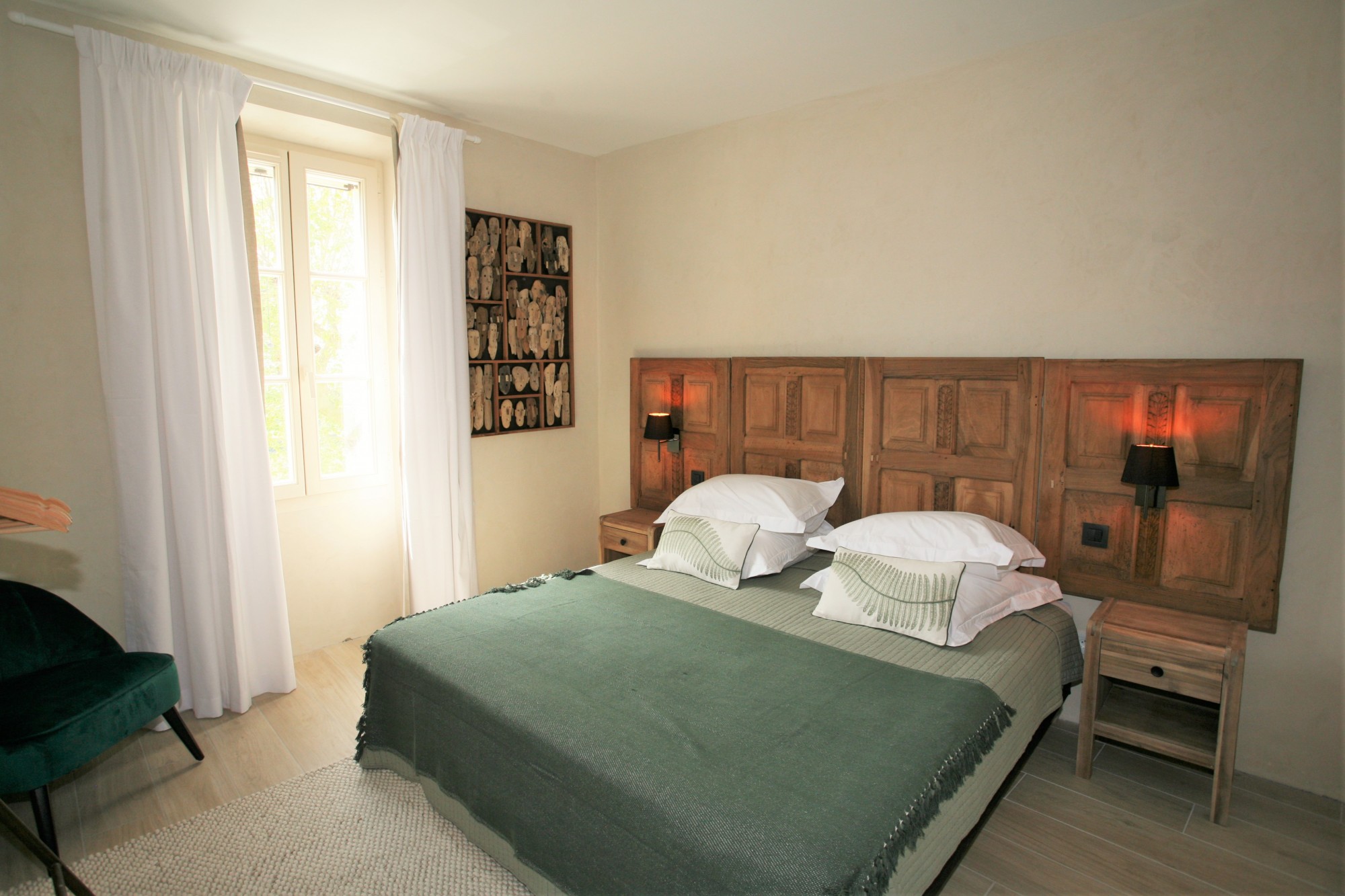 In a small provencal village, house for seasonal rental with garden, pool and views over the Luberon