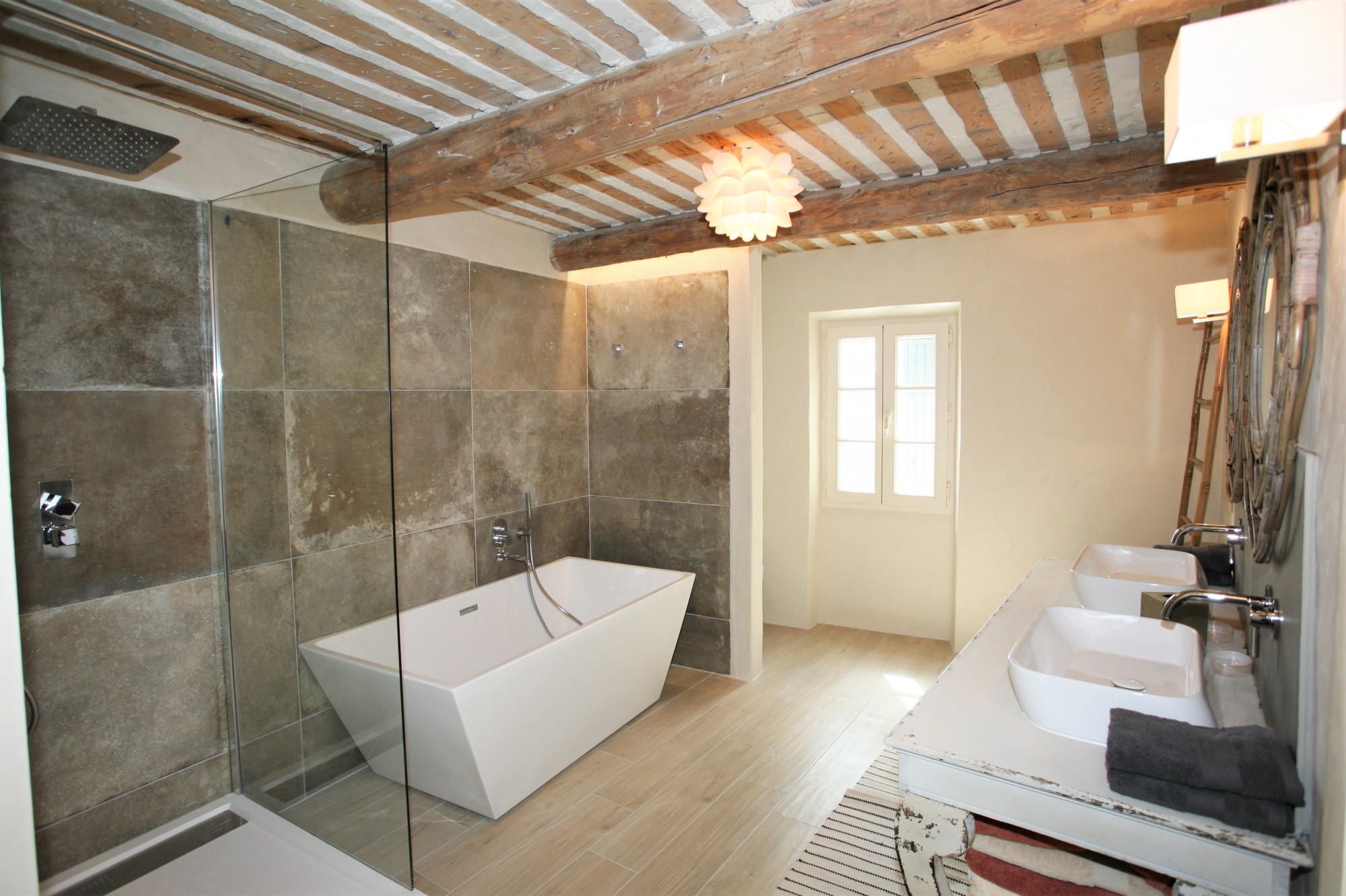 In a small provencal village, house for seasonal rental with garden, pool and views over the Luberon