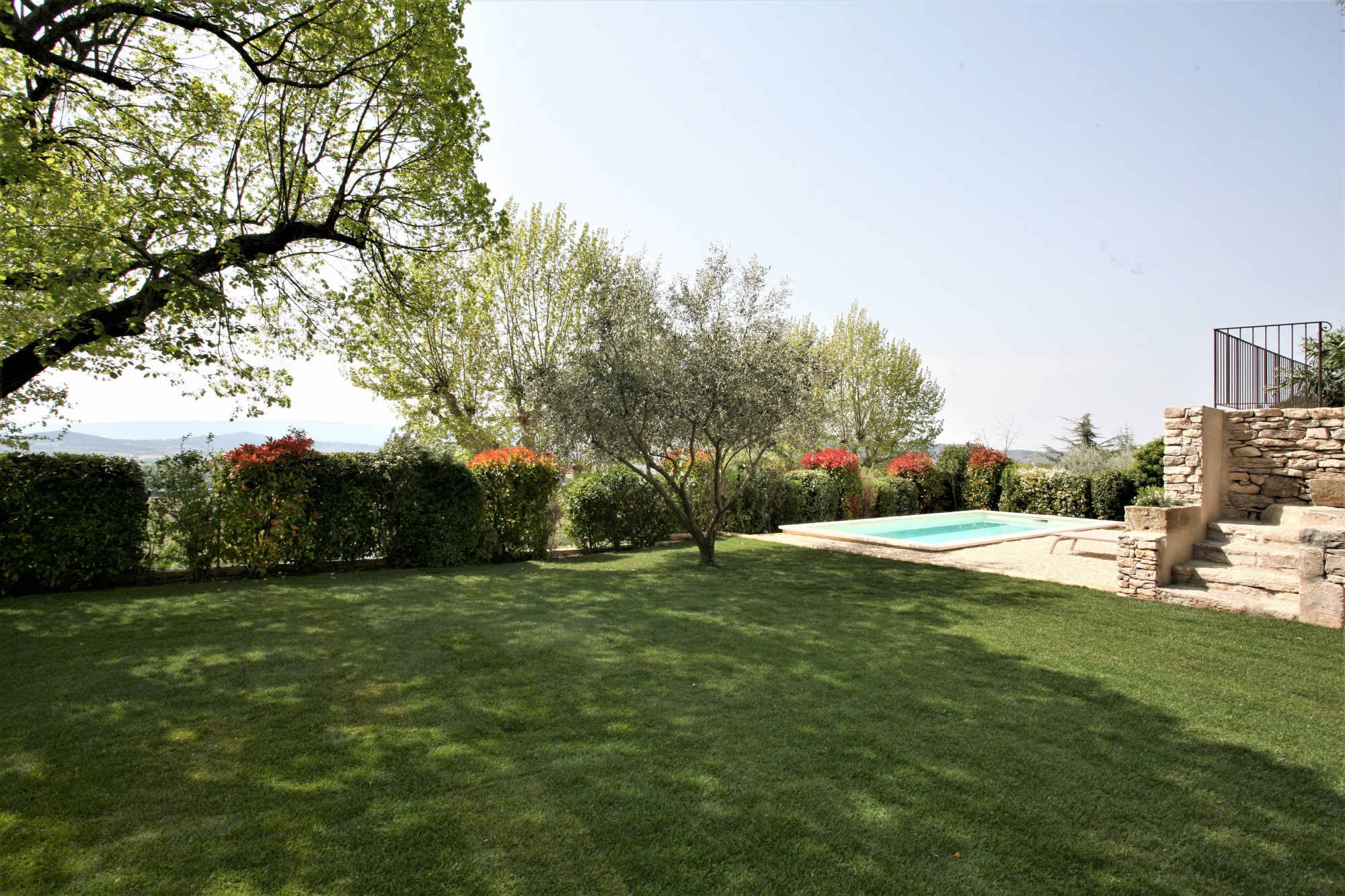 In a small provencal village, house for seasonal rental with garden, pool and views over the Luberon
