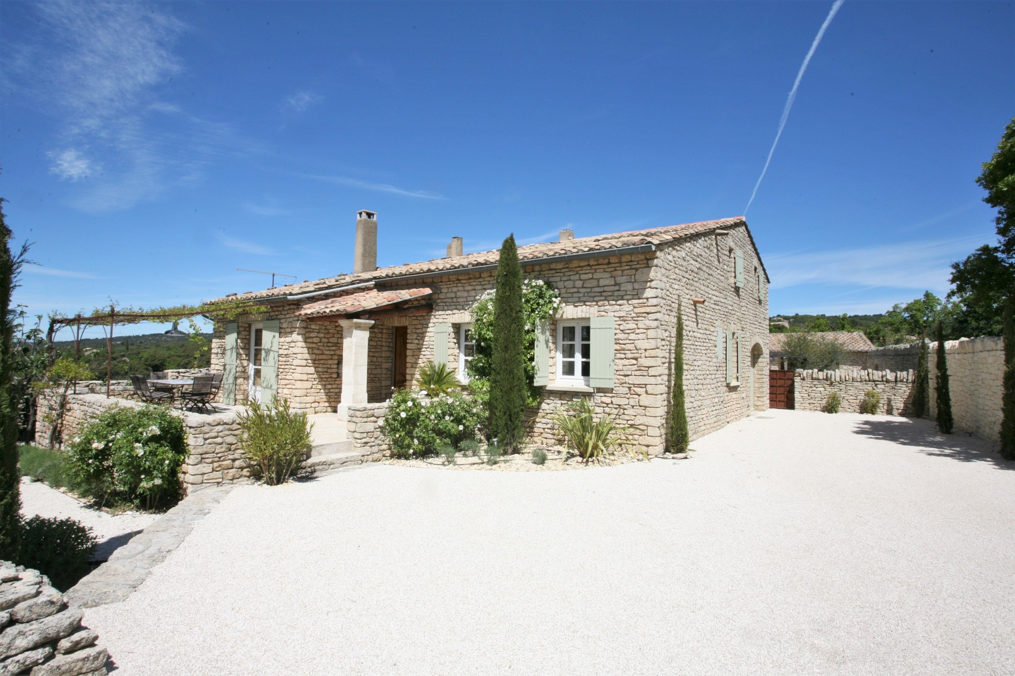  Summer rental on Gordes, a few minutes walk from the village center, stone house in a quiet area, pool and open views of the valley