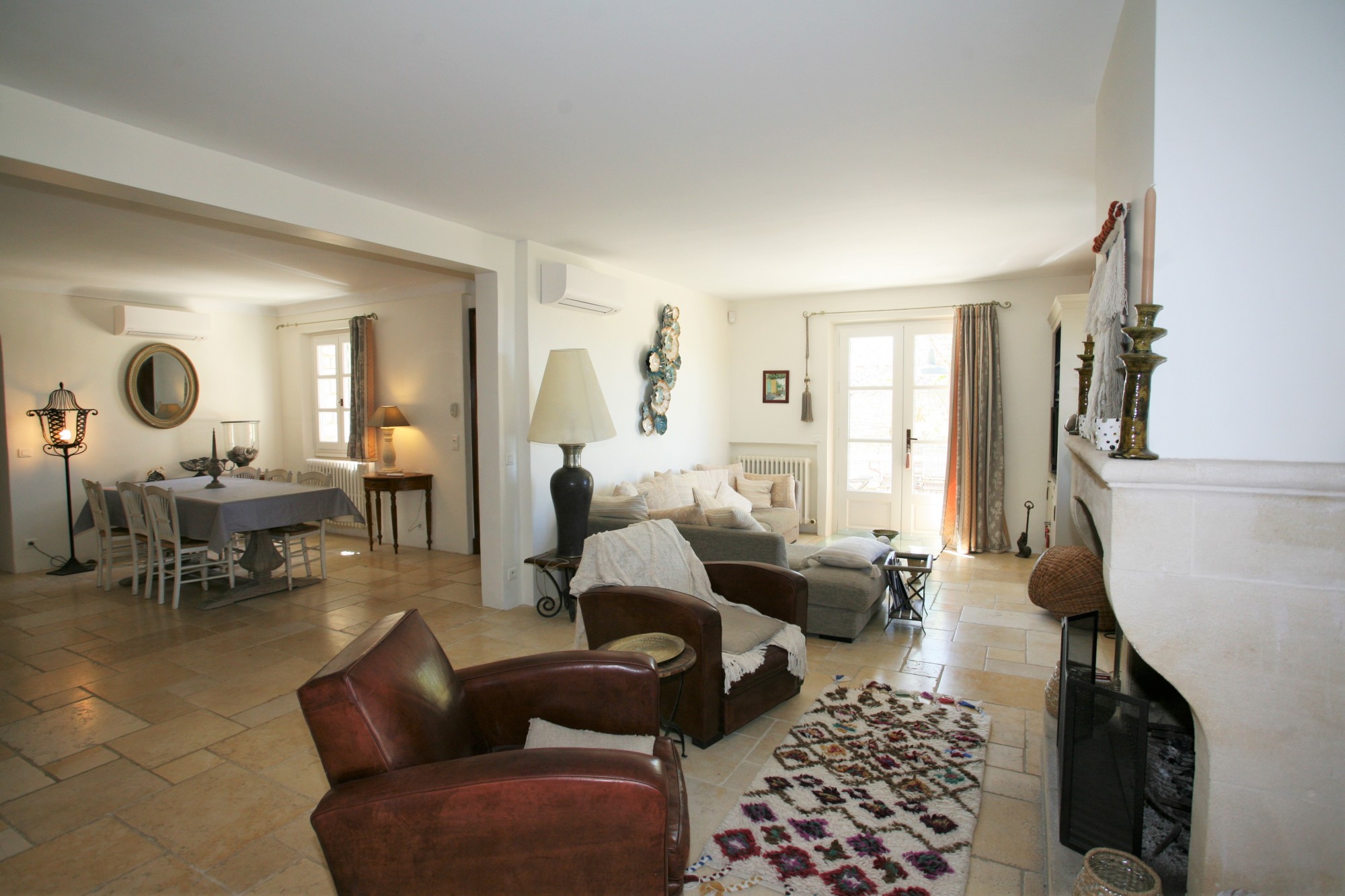  Summer rental on Gordes, a few minutes walk from the village center, stone house in a quiet area, pool and open views of the valley