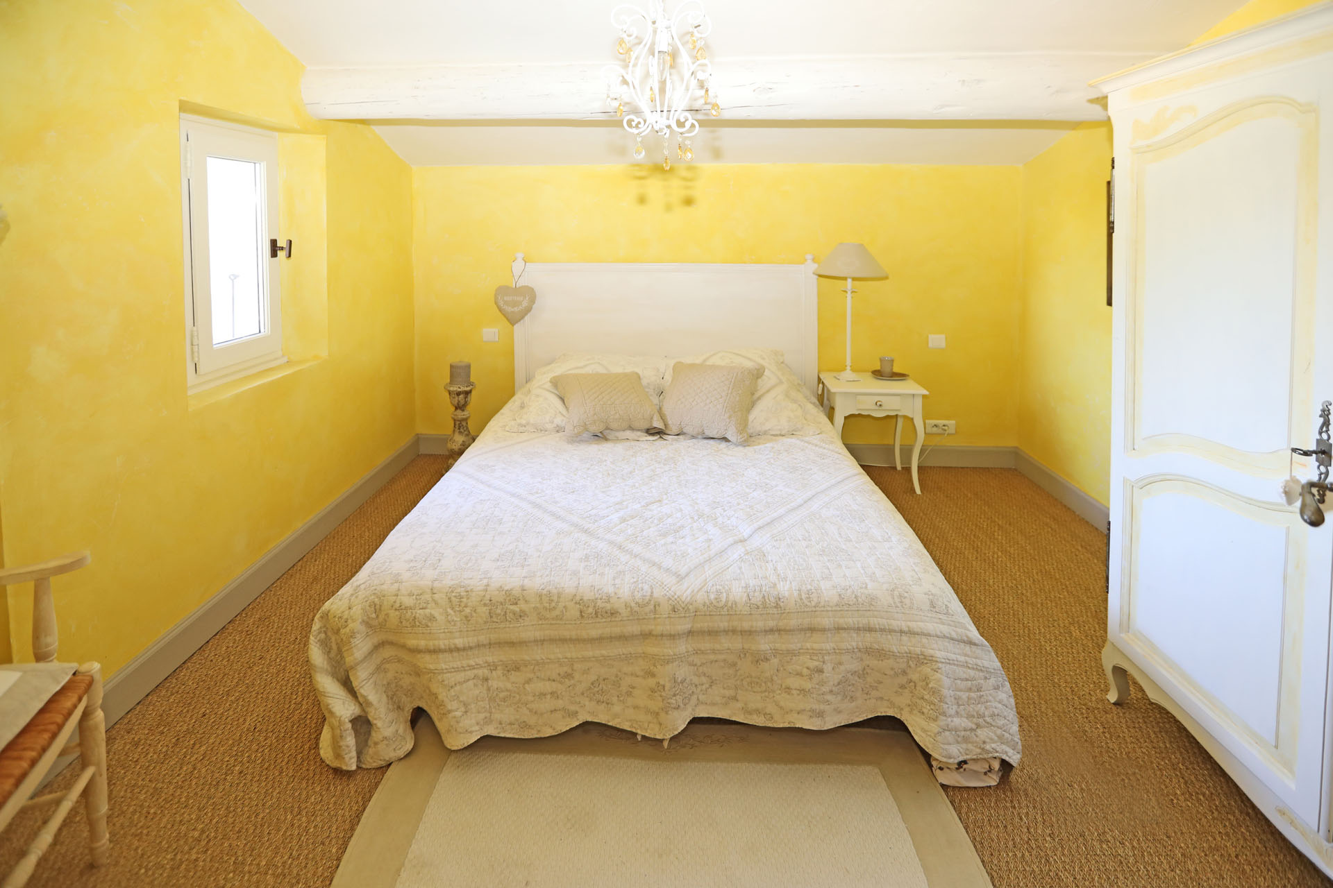  Summer rental on Gordes, a few minutes walk from the village center, stone house in a quiet area, pool and open views of the valley