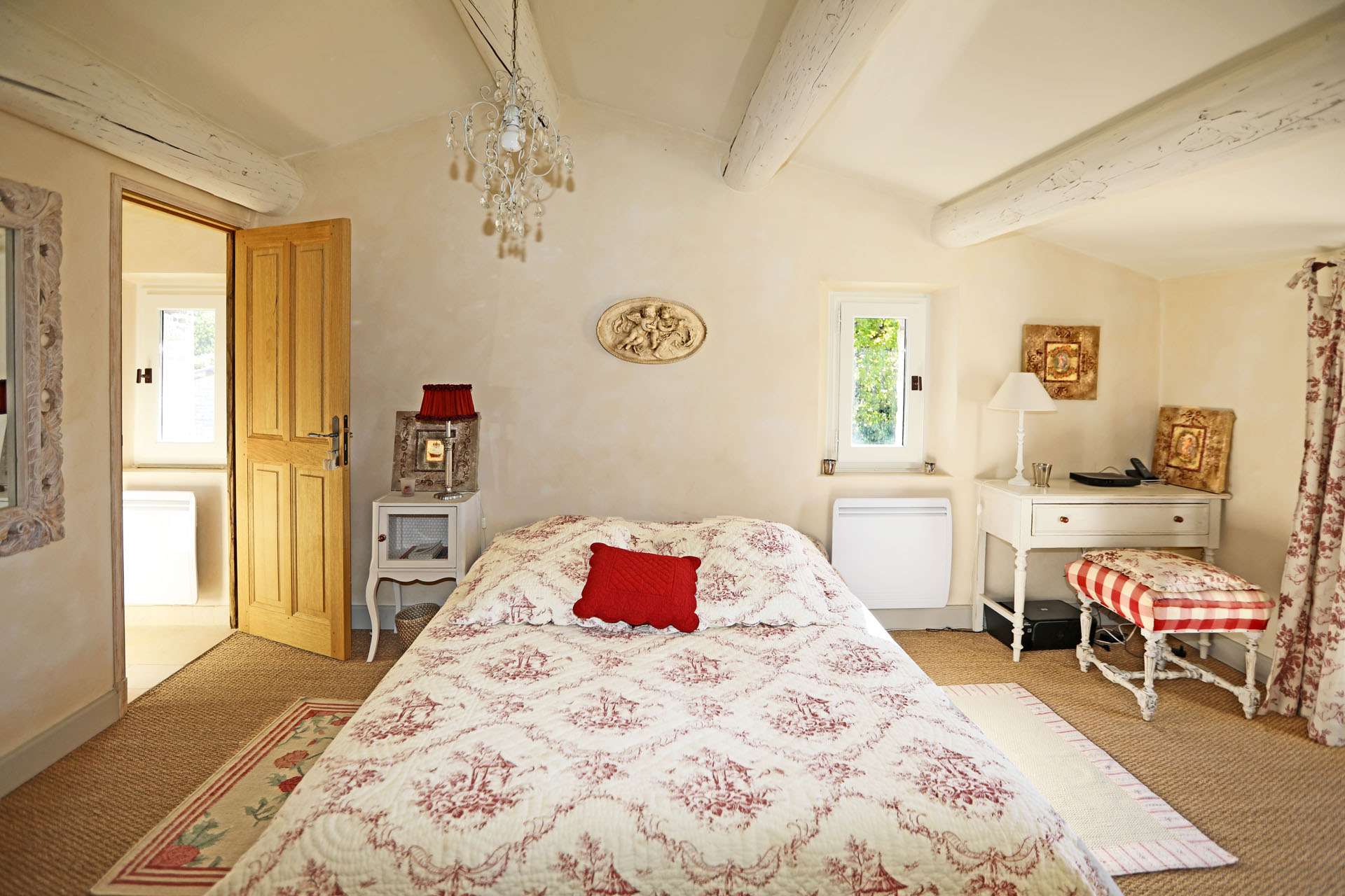  Summer rental on Gordes, a few minutes walk from the village center, stone house in a quiet area, pool and open views of the valley