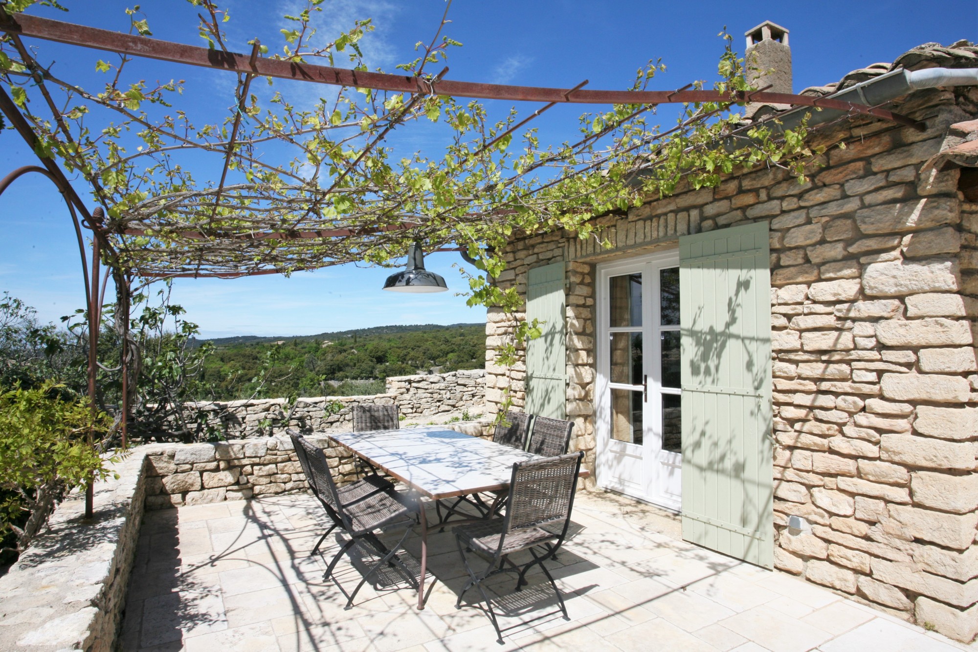  Summer rental on Gordes, a few minutes walk from the village center, stone house in a quiet area, pool and open views of the valley