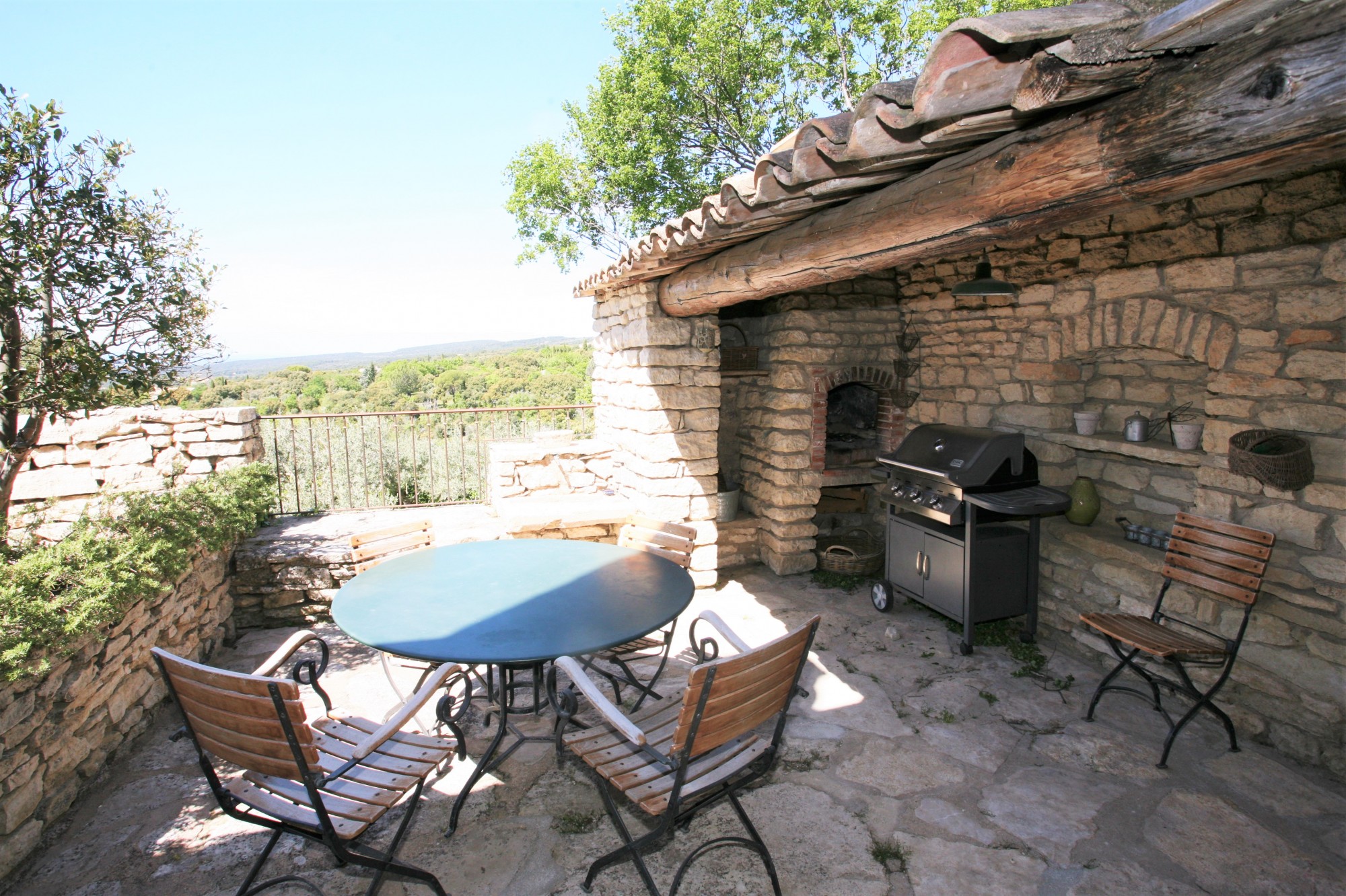  Summer rental on Gordes, a few minutes walk from the village center, stone house in a quiet area, pool and open views of the valley