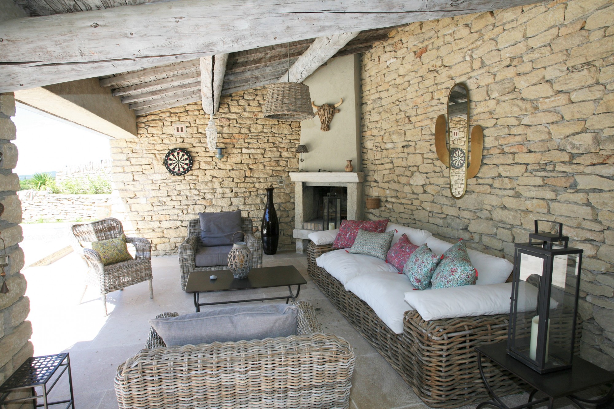  Summer rental on Gordes, a few minutes walk from the village center, stone house in a quiet area, pool and open views of the valley