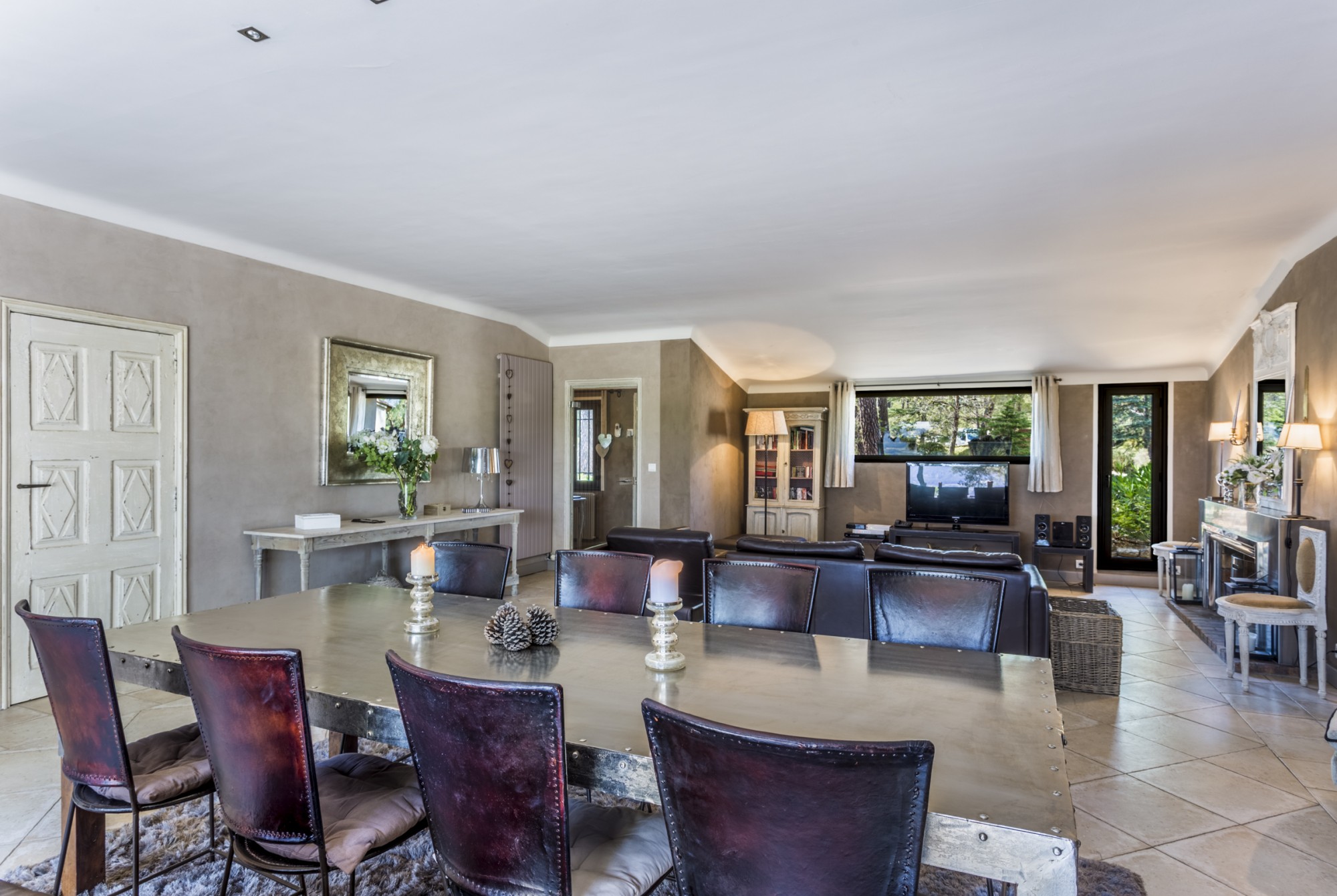 Panoramic view for this single storey villa for rent in Roussillon in the Luberon