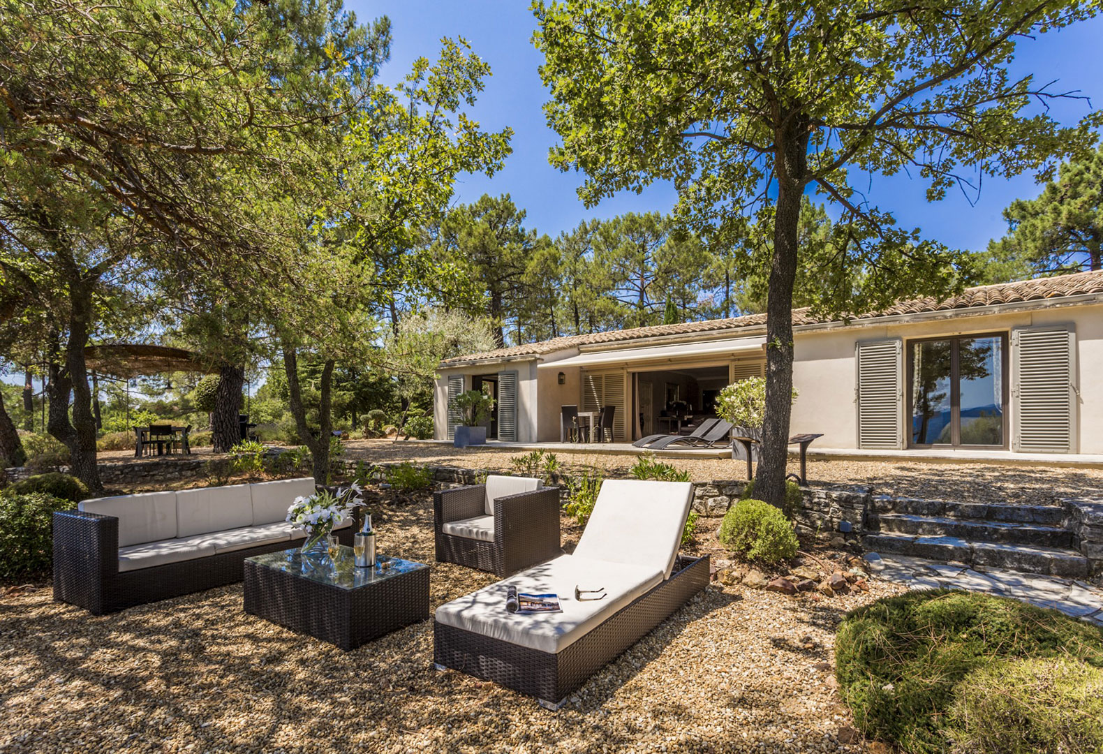 Panoramic view for this single storey villa for rent in Roussillon in the Luberon