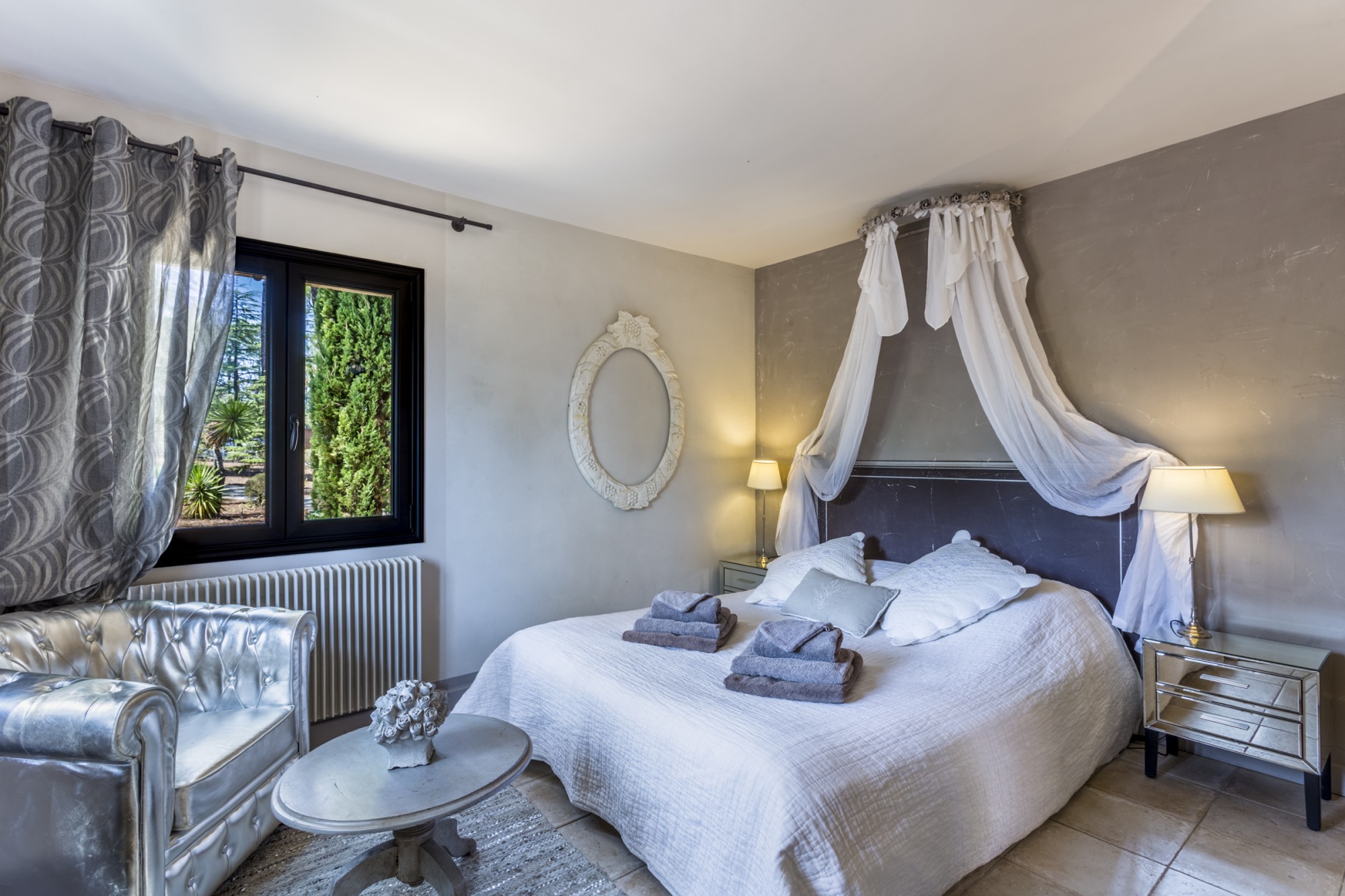 Panoramic view for this single storey villa for rent in Roussillon in the Luberon