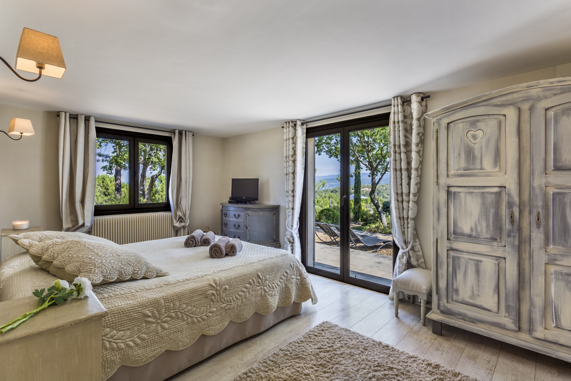 Panoramic view for this single storey villa for rent in Roussillon in the Luberon