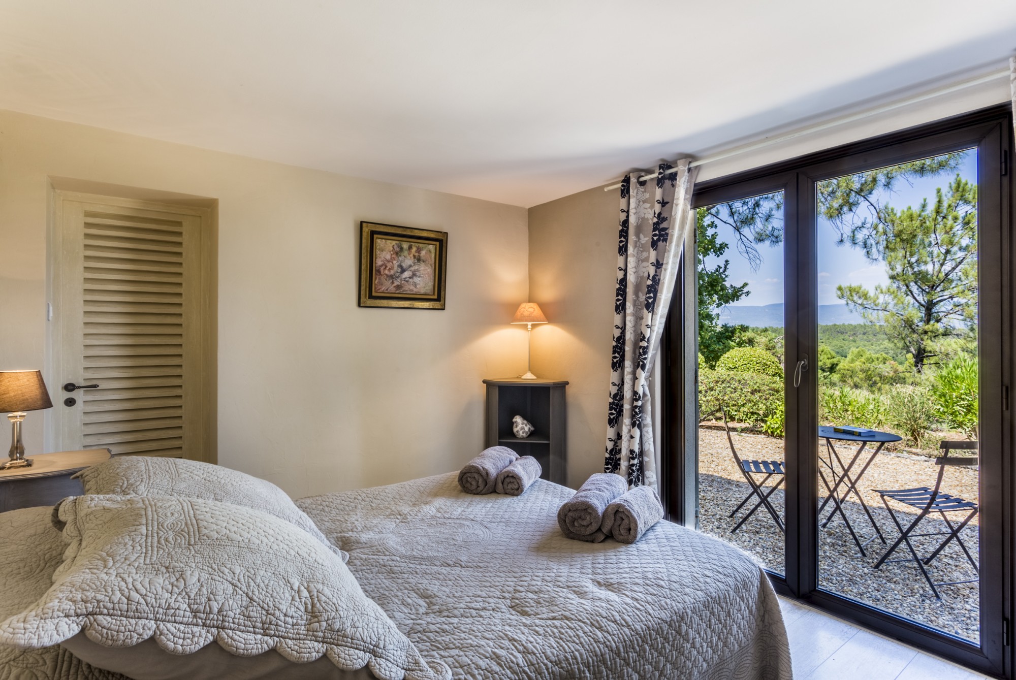 Panoramic view for this single storey villa for rent in Roussillon in the Luberon