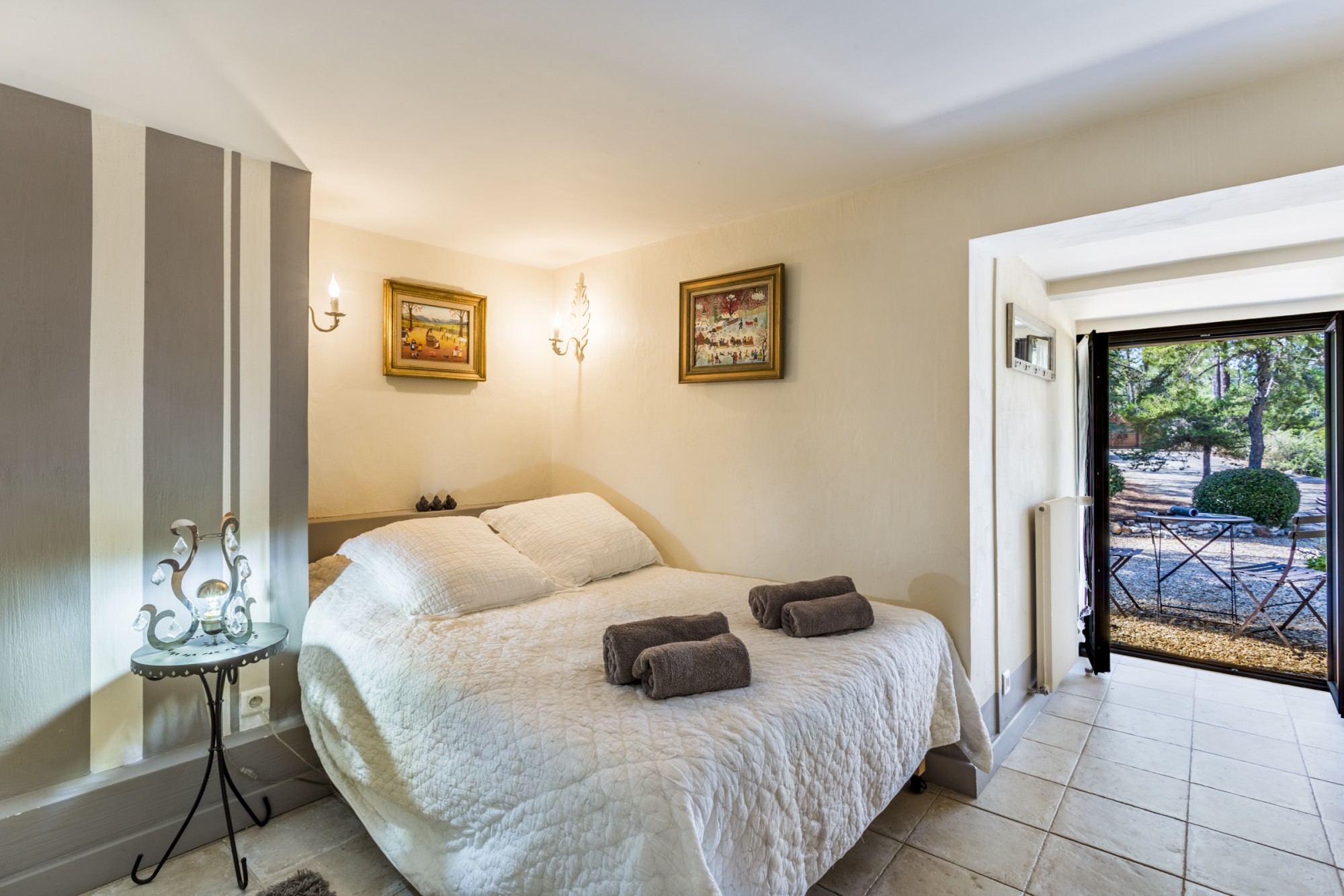 Panoramic view for this single storey villa for rent in Roussillon in the Luberon