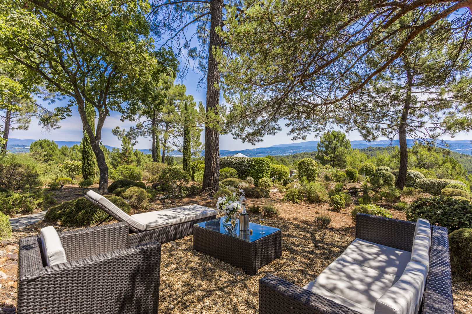 Panoramic view for this single storey villa for rent in Roussillon in the Luberon