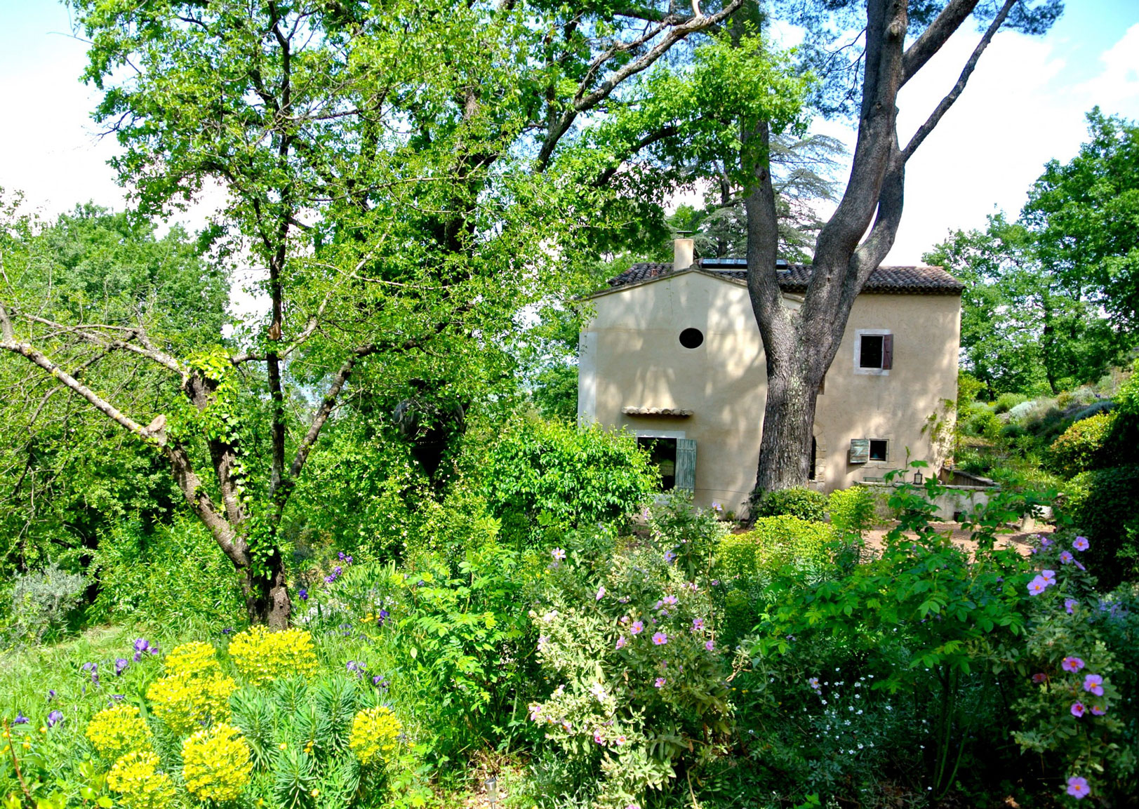 For seasonal rental, old sheepfold with a contemporary soul, at the foot of the Luberon 
