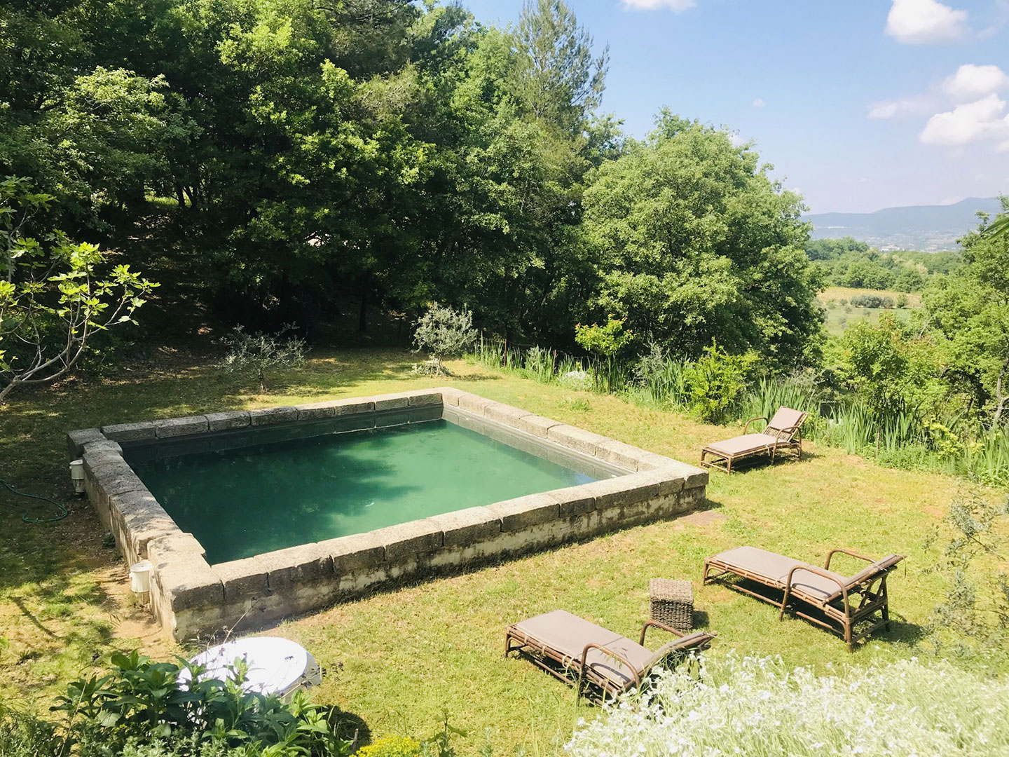 For seasonal rental, old sheepfold with a contemporary soul, at the foot of the Luberon 