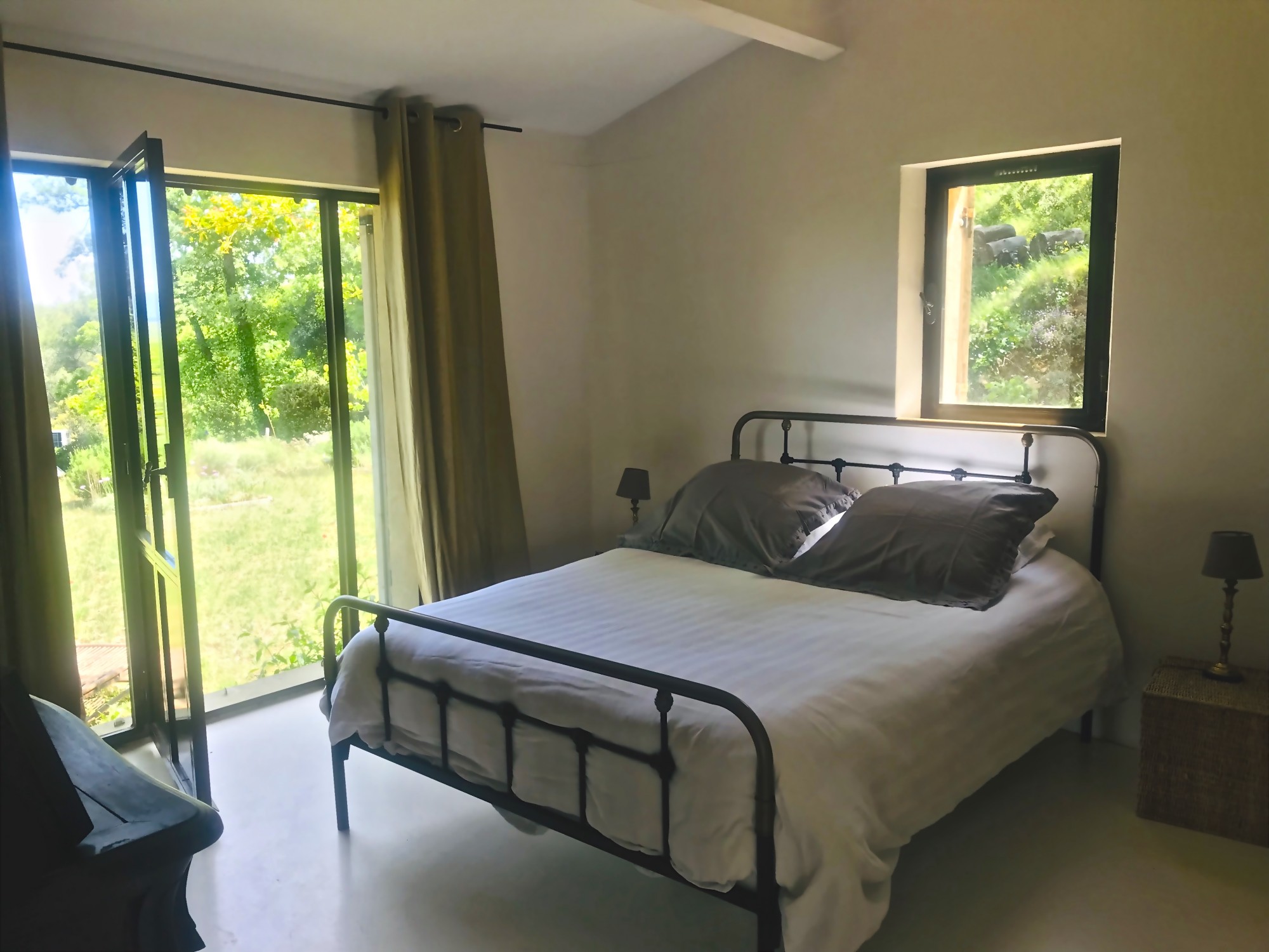 For seasonal rental, old sheepfold with a contemporary soul, at the foot of the Luberon 