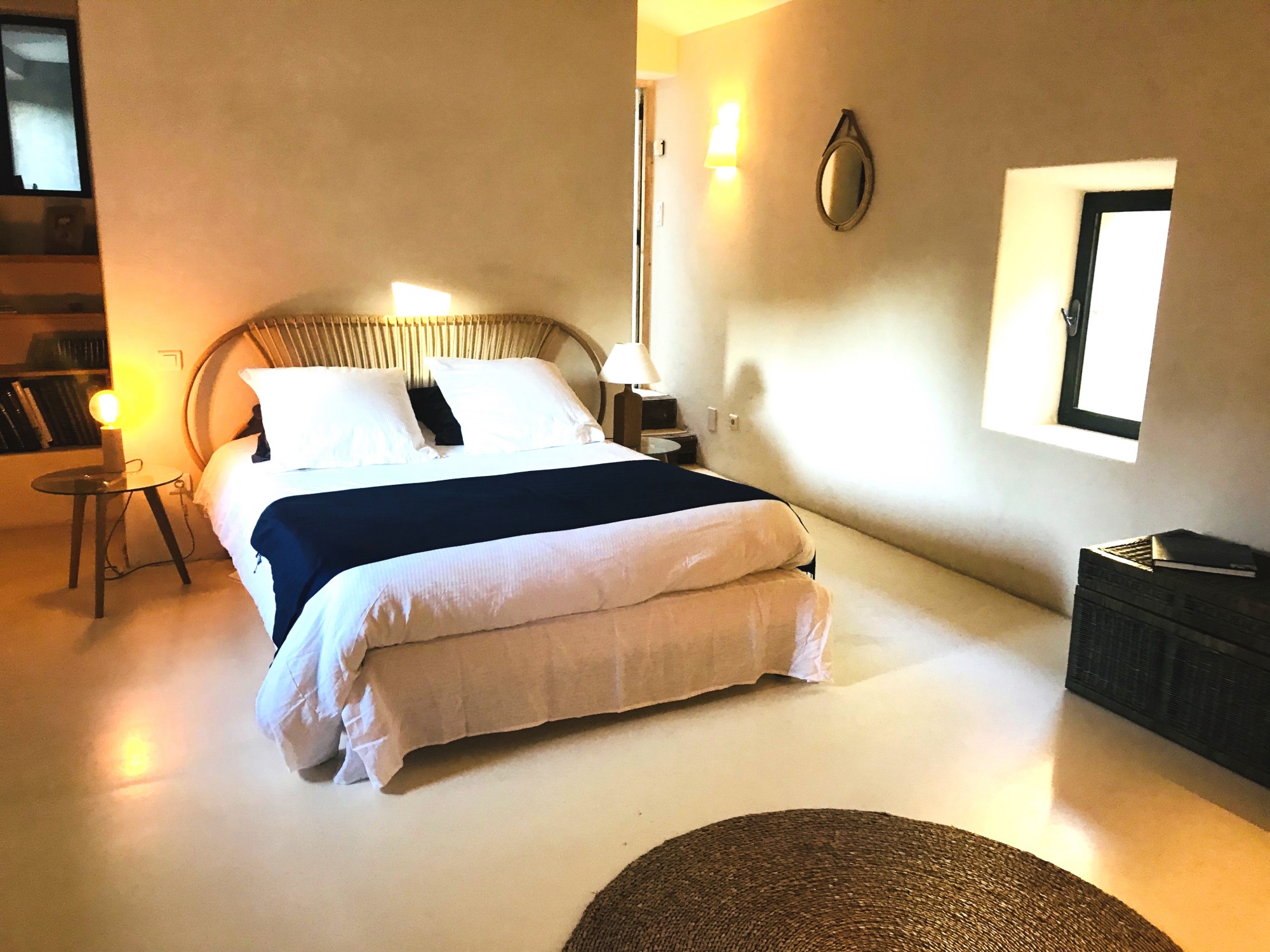 For seasonal rental, old sheepfold with a contemporary soul, at the foot of the Luberon 