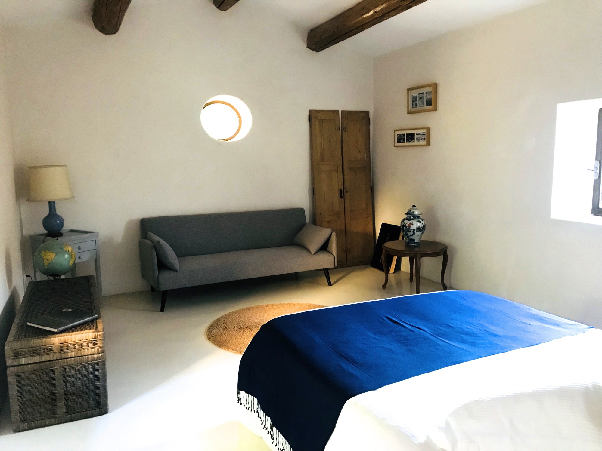 For seasonal rental, old sheepfold with a contemporary soul, at the foot of the Luberon 